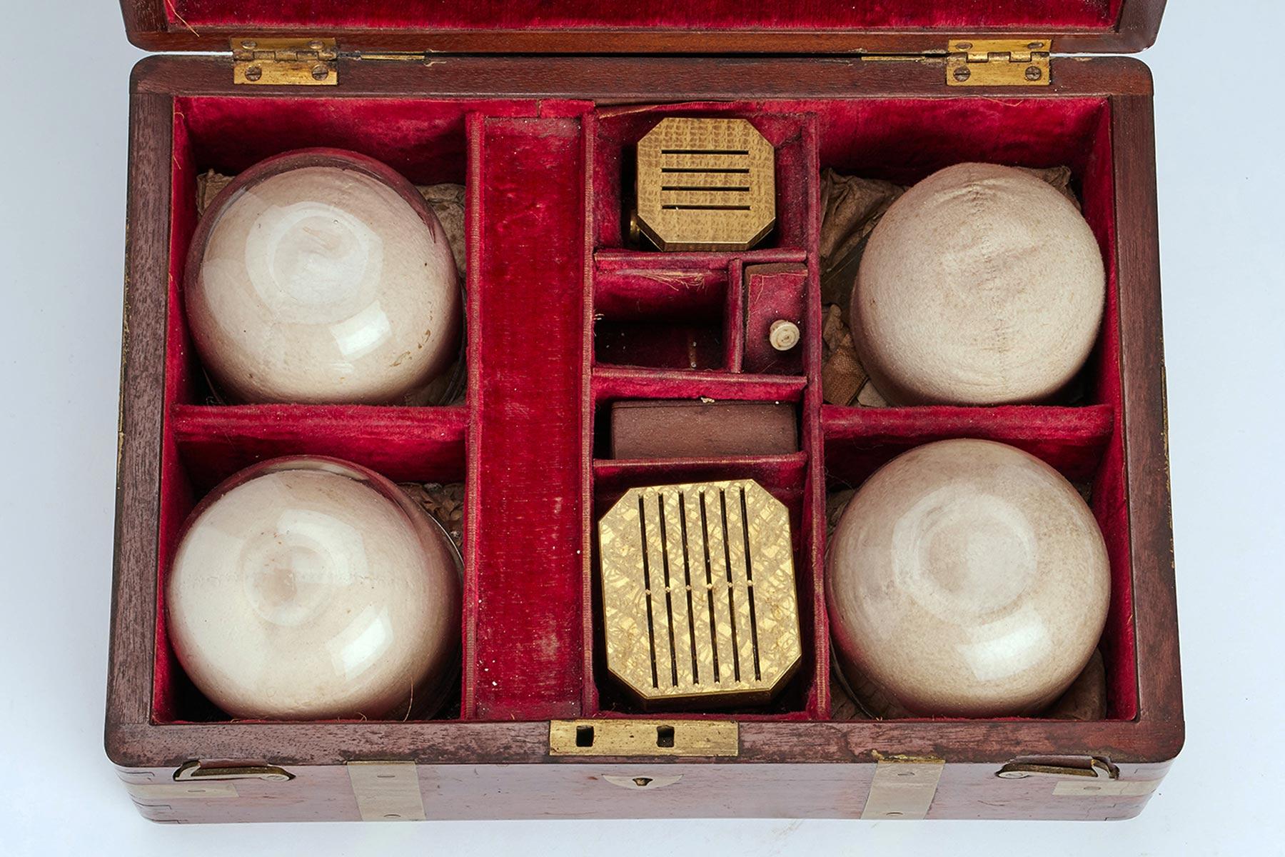 XIXe siècle Set de voyage pour saignée en bois d'acajou, signé Wood Wood, Angleterre 1850. en vente