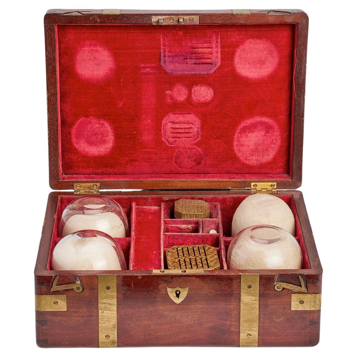 Set da viaggio in legno di mogano, firmato Wood Wood, Inghilterra 1850.