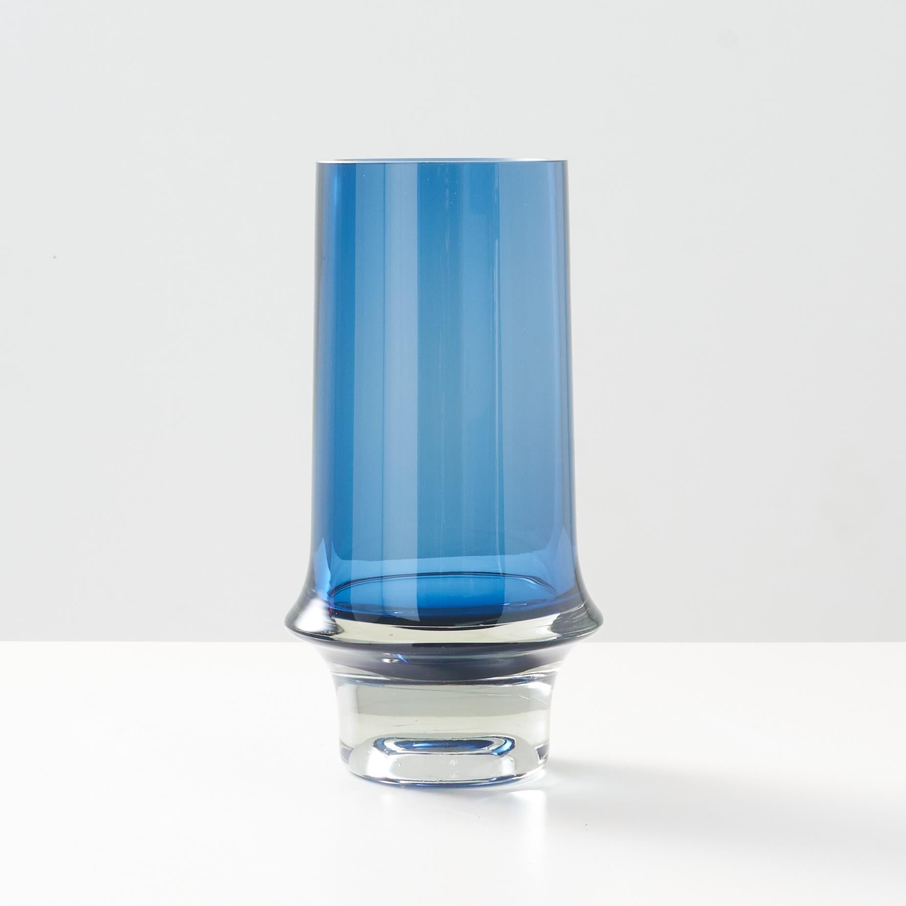 Un vase en verre bleu et transparent. Signé Tapio Wirkkala -3581. En production de 1960 à 1970.
