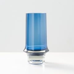 Un vase en verre bleu et transparent de Tapio Wirkkala