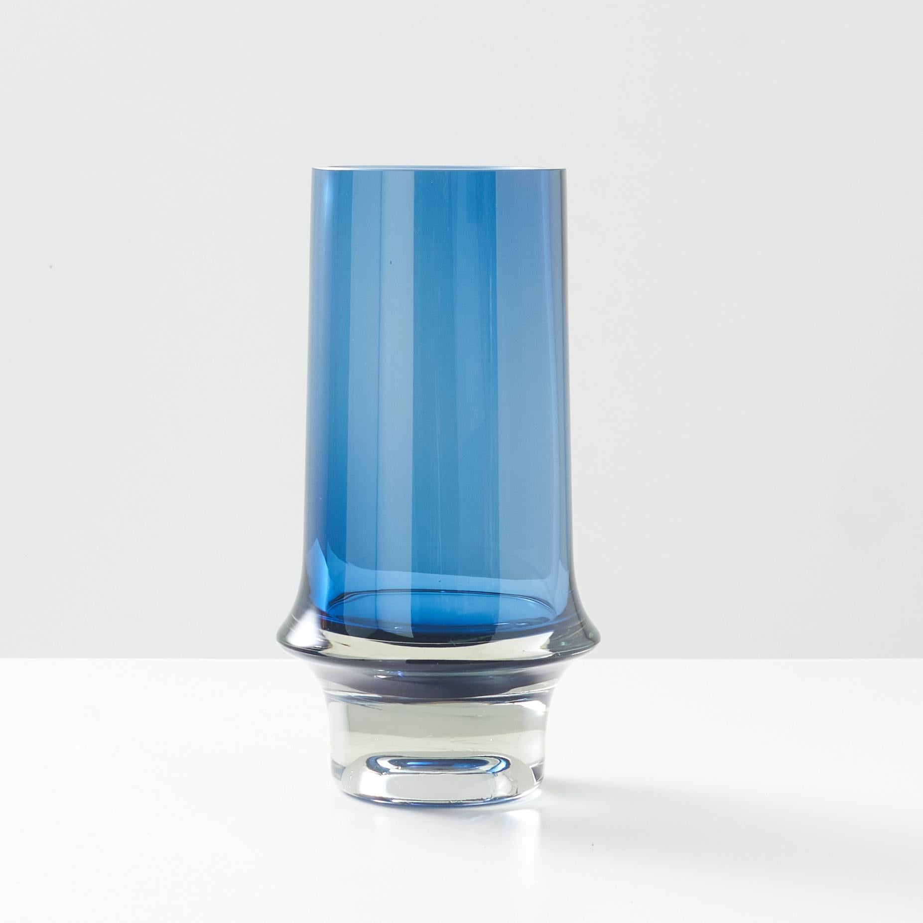 Moderne Un vase en verre bleu et transparent de Tapio Wirkkala en vente
