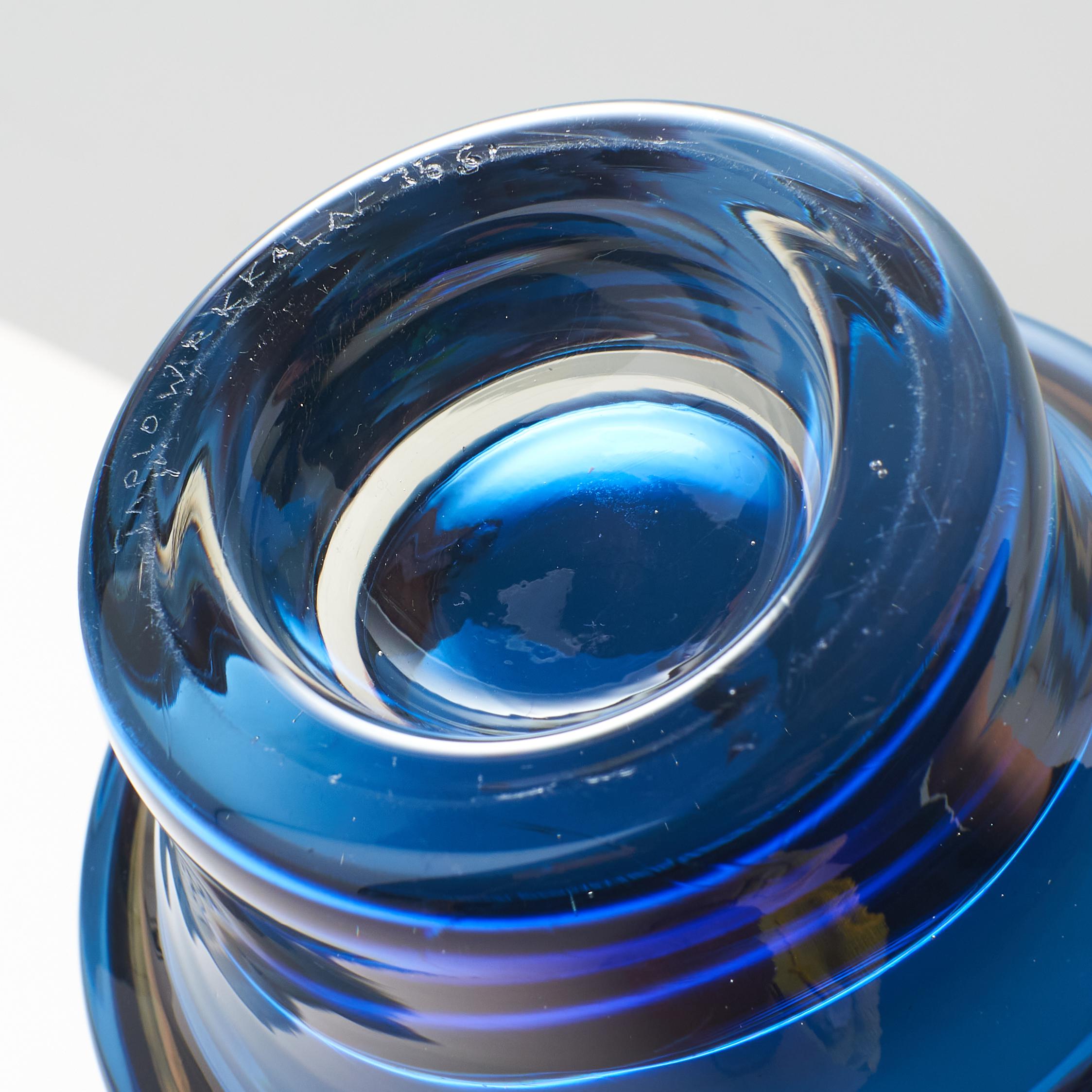Finlandais Un vase en verre bleu et transparent de Tapio Wirkkala en vente