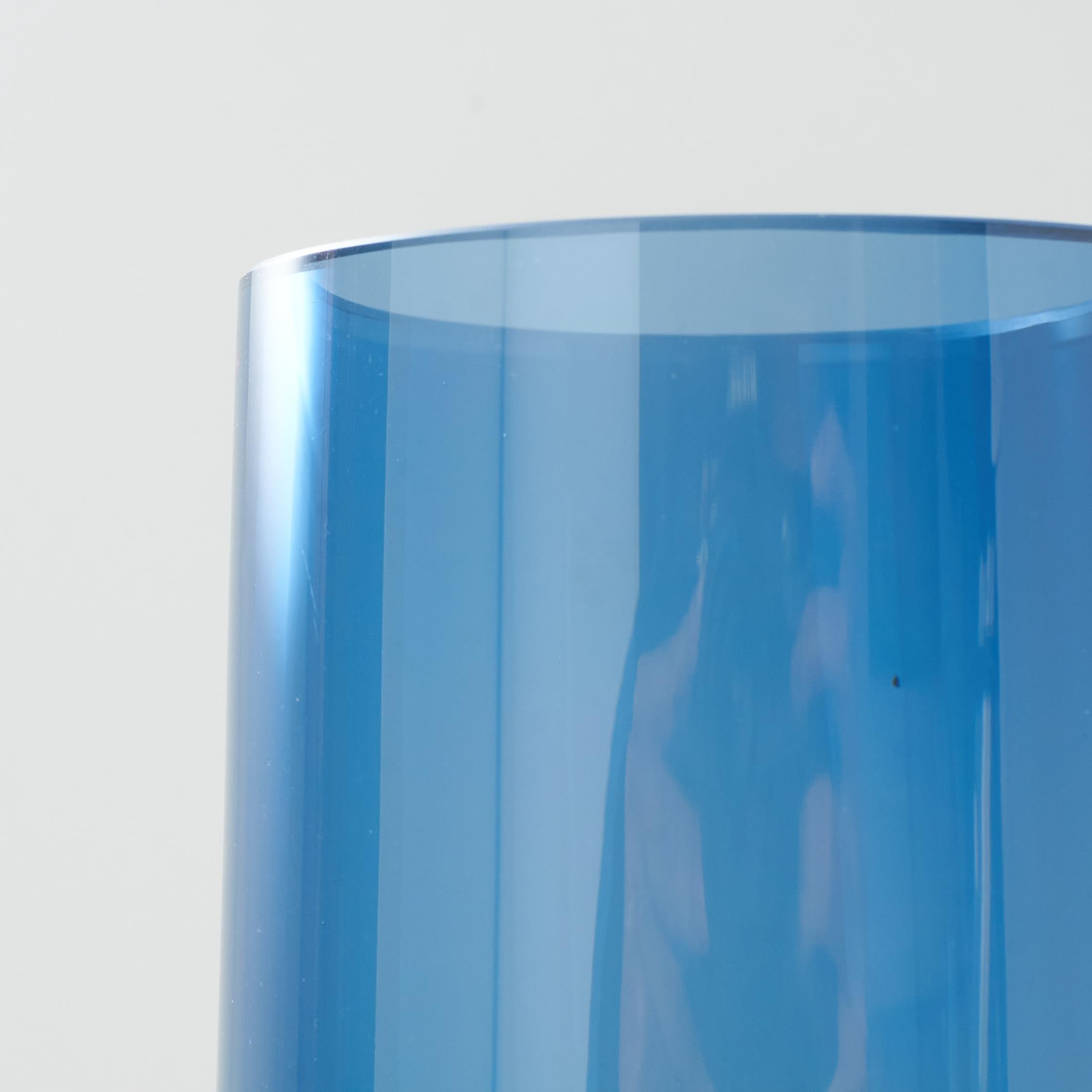 Milieu du XXe siècle Un vase en verre bleu et transparent de Tapio Wirkkala en vente
