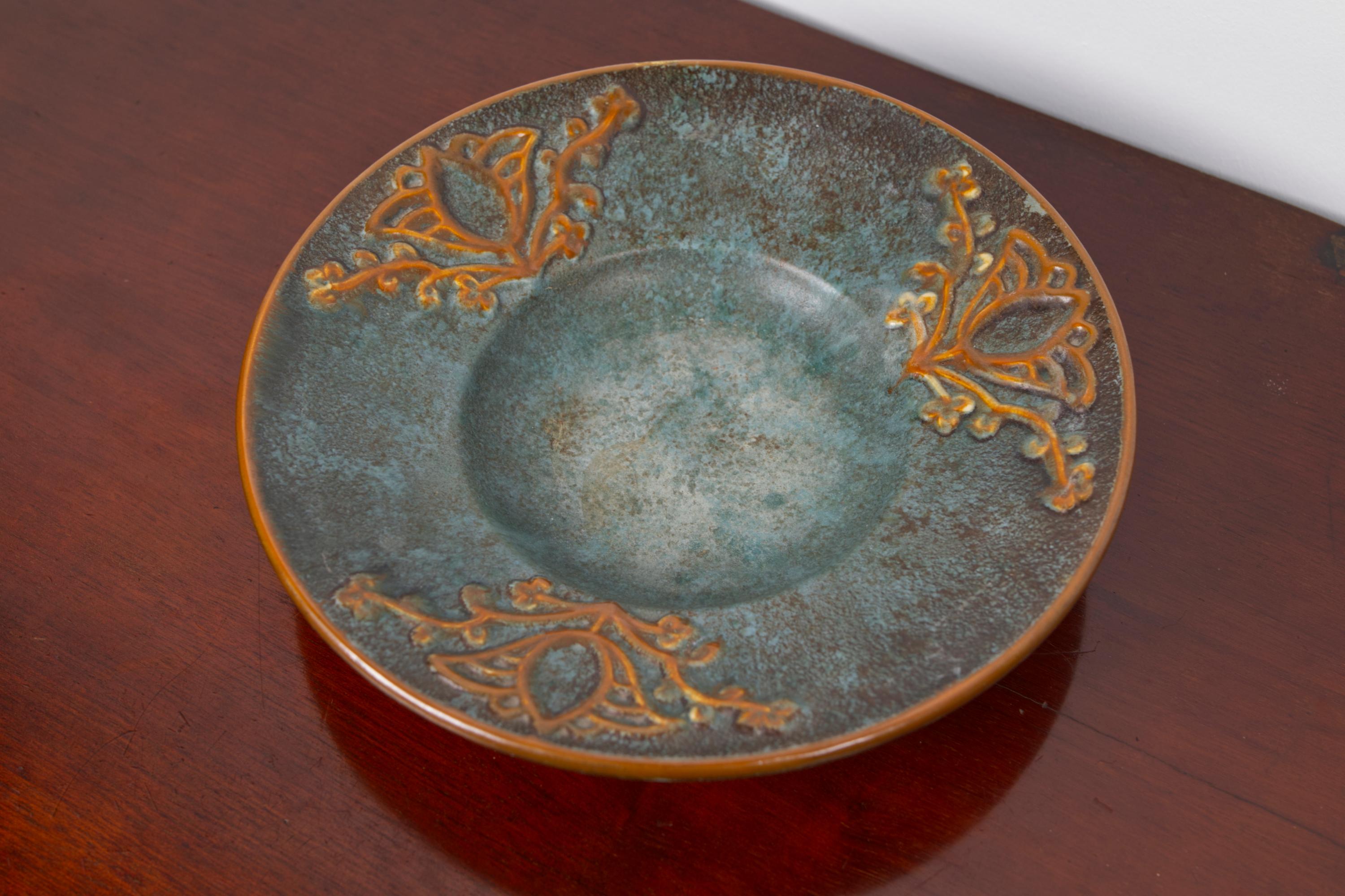 A blue and orange ceramic Art Deco plate by Michael Andersen, Denmark, 1940s For Sale 3