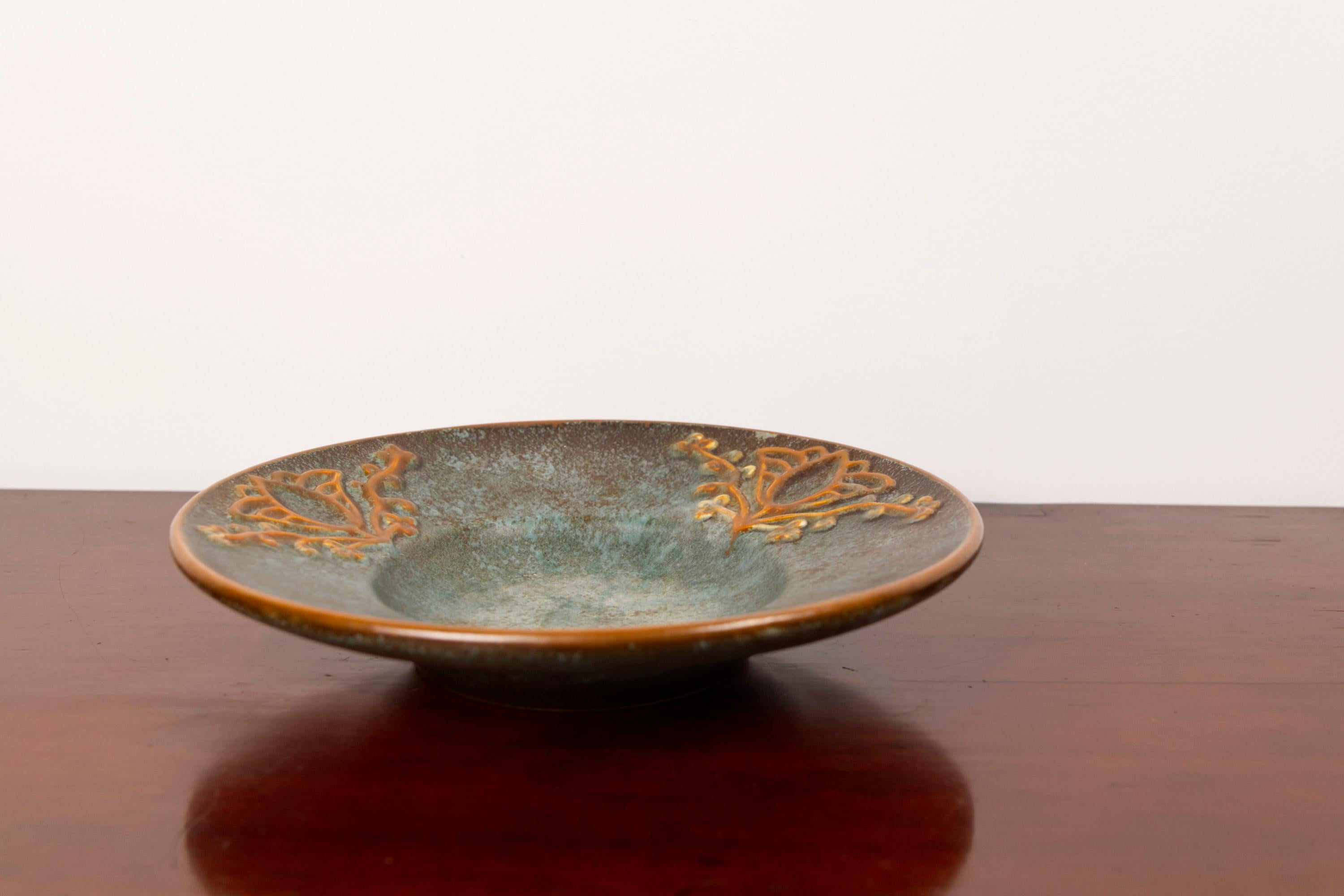 A blue and orange ceramic Art Deco plate by Michael Andersen, Denmark, 1940s For Sale 4