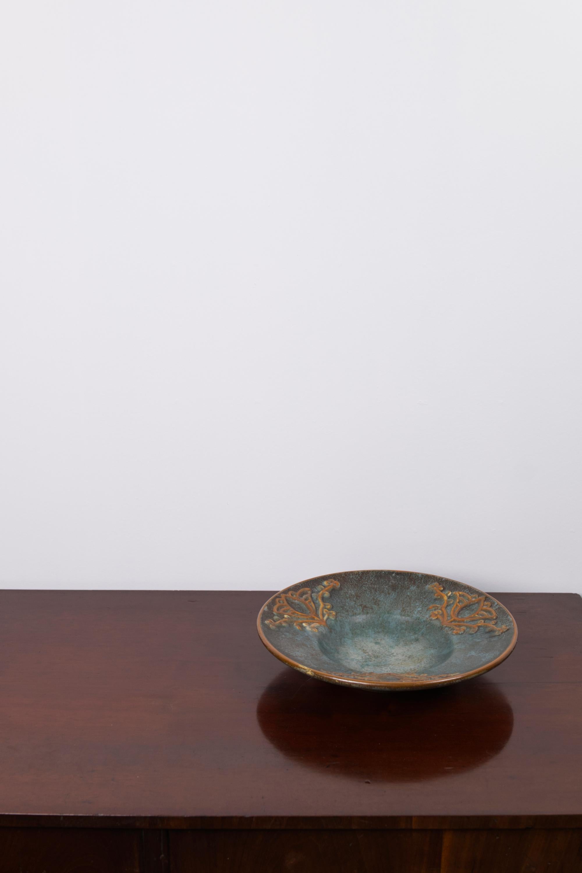 Blue and orange Ceramic Art Deco Plate by Michael Andersen – Denmark, 1940s

This striking Art Deco plate by Michael Andersen, Denmark, dates to the 1940s and features a distinctive faux bronze glaze in deep blue and orange tones. The rich finish