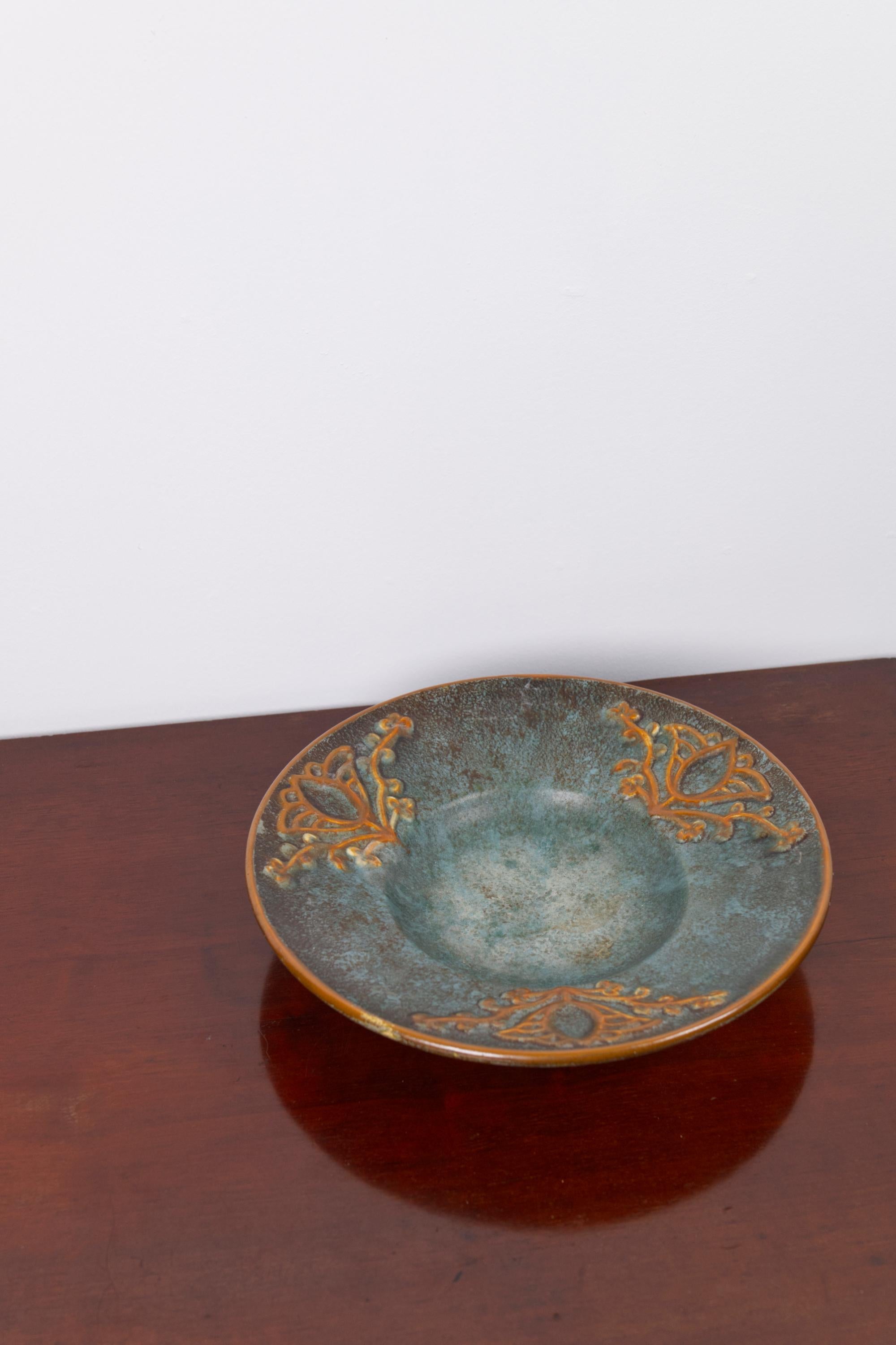 Danish A blue and orange ceramic Art Deco plate by Michael Andersen, Denmark, 1940s For Sale