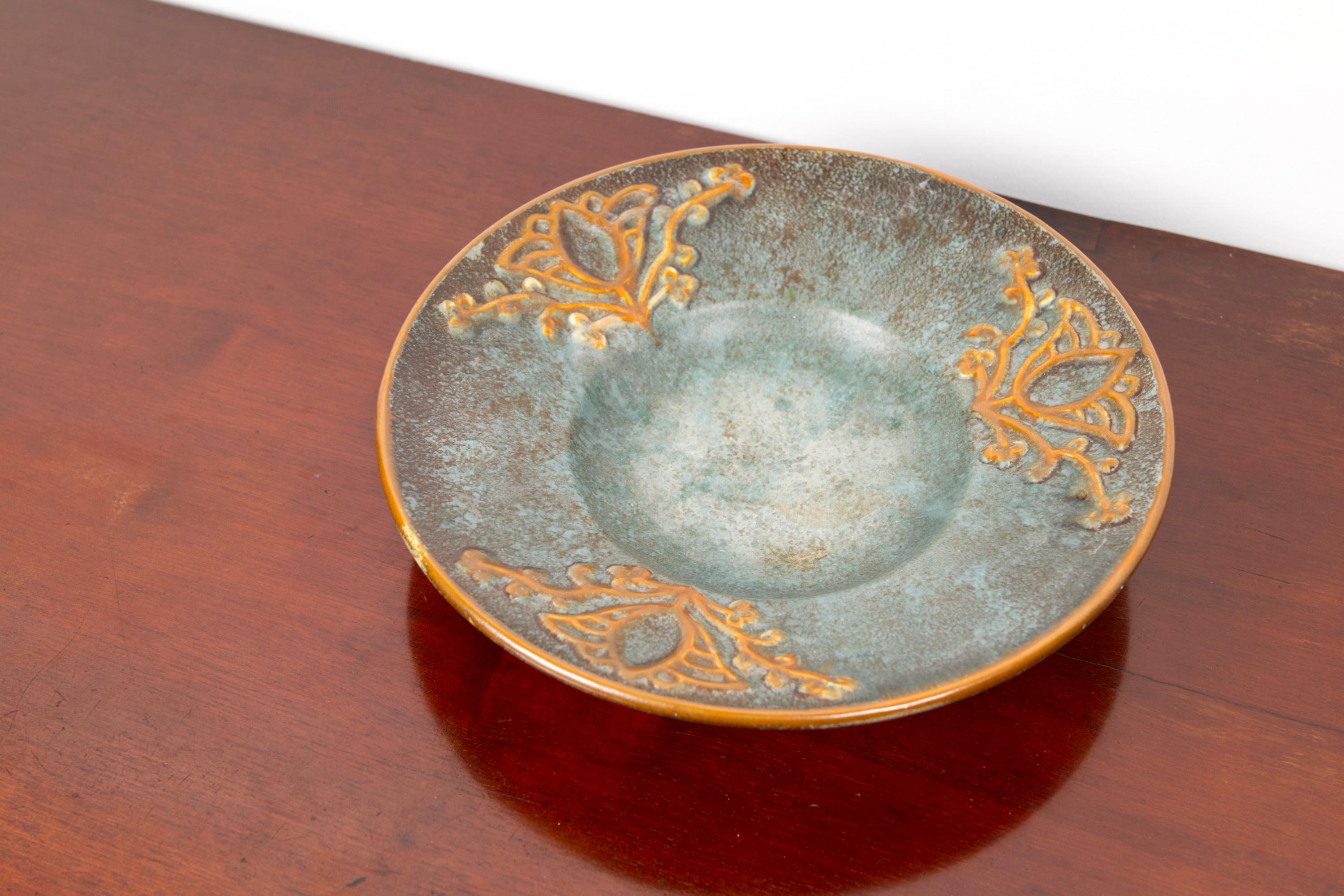 Glazed A blue and orange ceramic Art Deco plate by Michael Andersen, Denmark, 1940s For Sale
