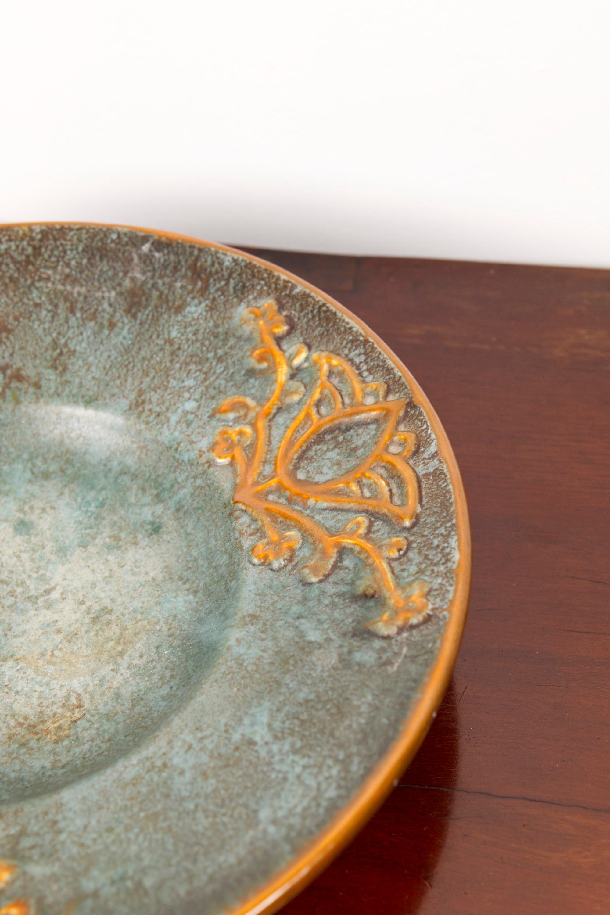 A blue and orange ceramic Art Deco plate by Michael Andersen, Denmark, 1940s In Good Condition For Sale In Balen, BE