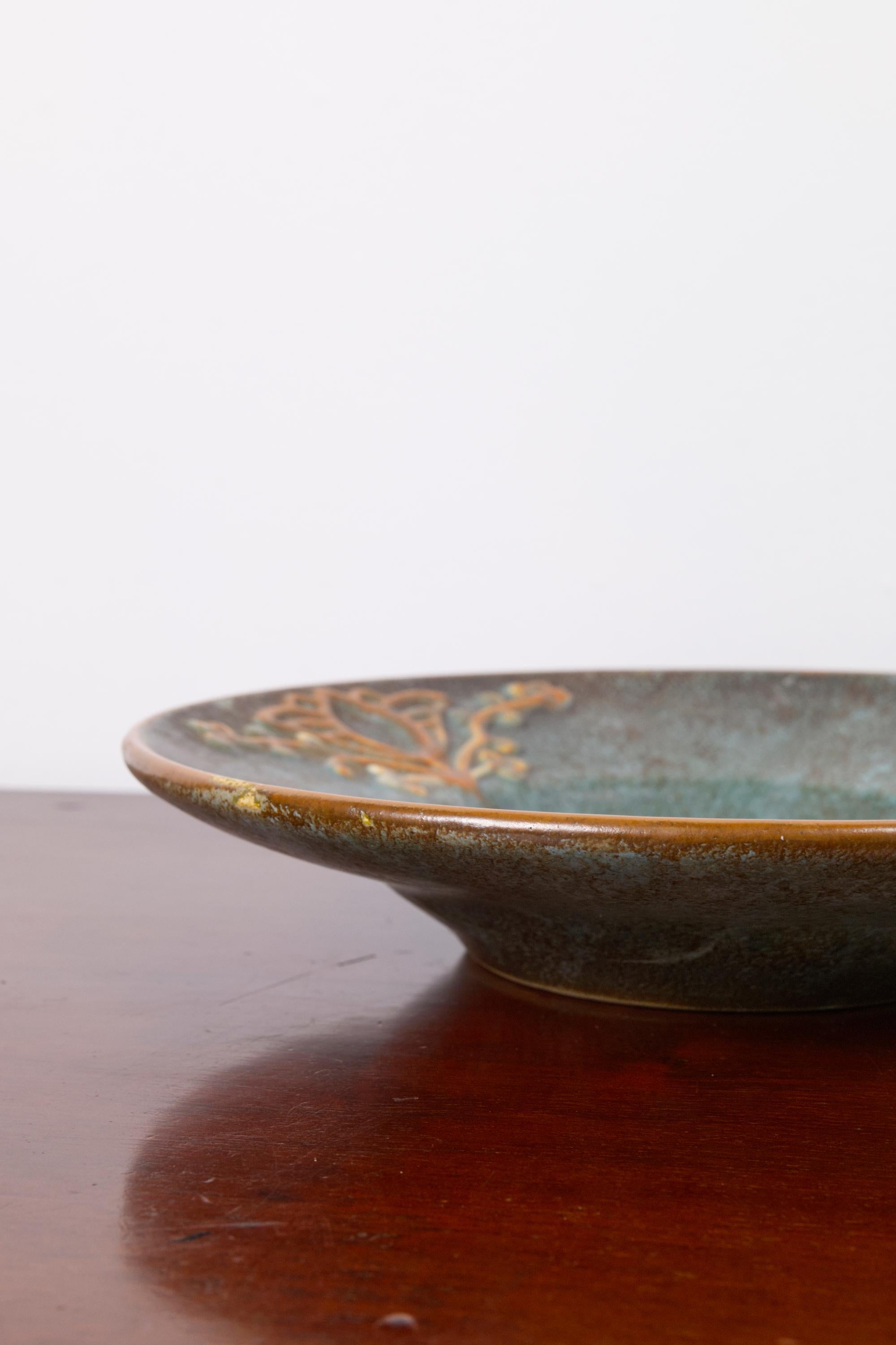 20th Century A blue and orange ceramic Art Deco plate by Michael Andersen, Denmark, 1940s For Sale