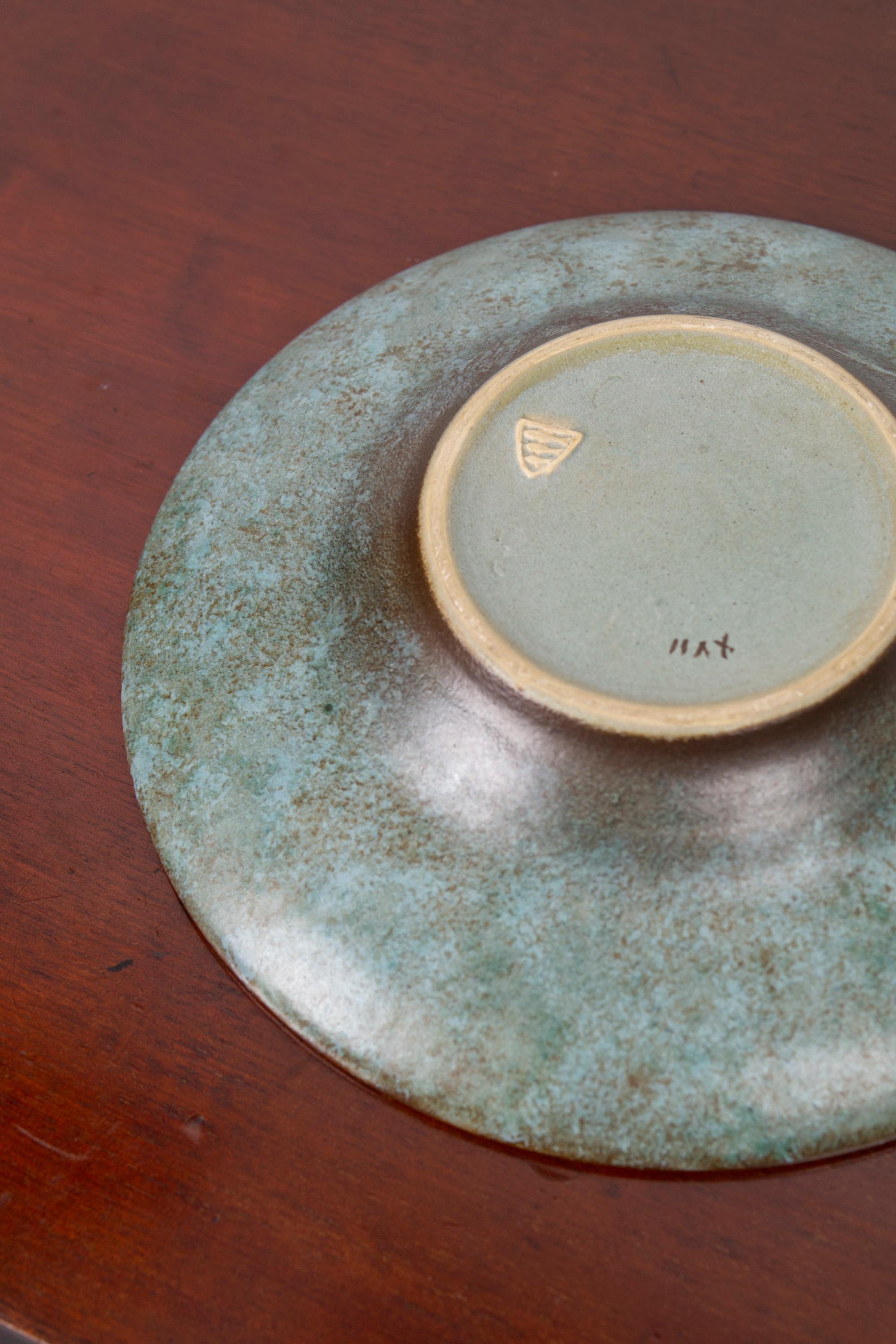 A blue and orange ceramic Art Deco plate by Michael Andersen, Denmark, 1940s For Sale 1