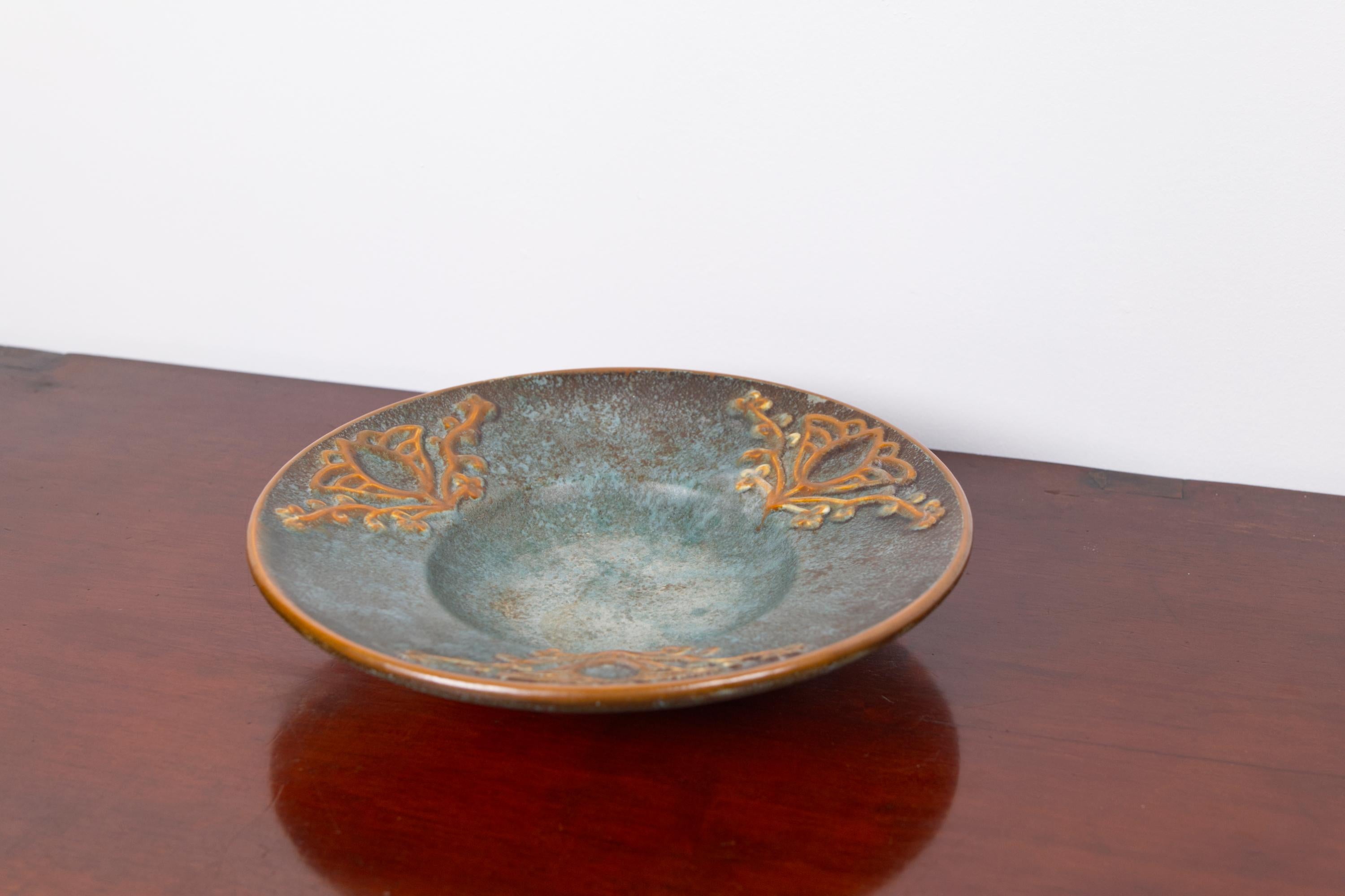 A blue and orange ceramic Art Deco plate by Michael Andersen, Denmark, 1940s For Sale 2