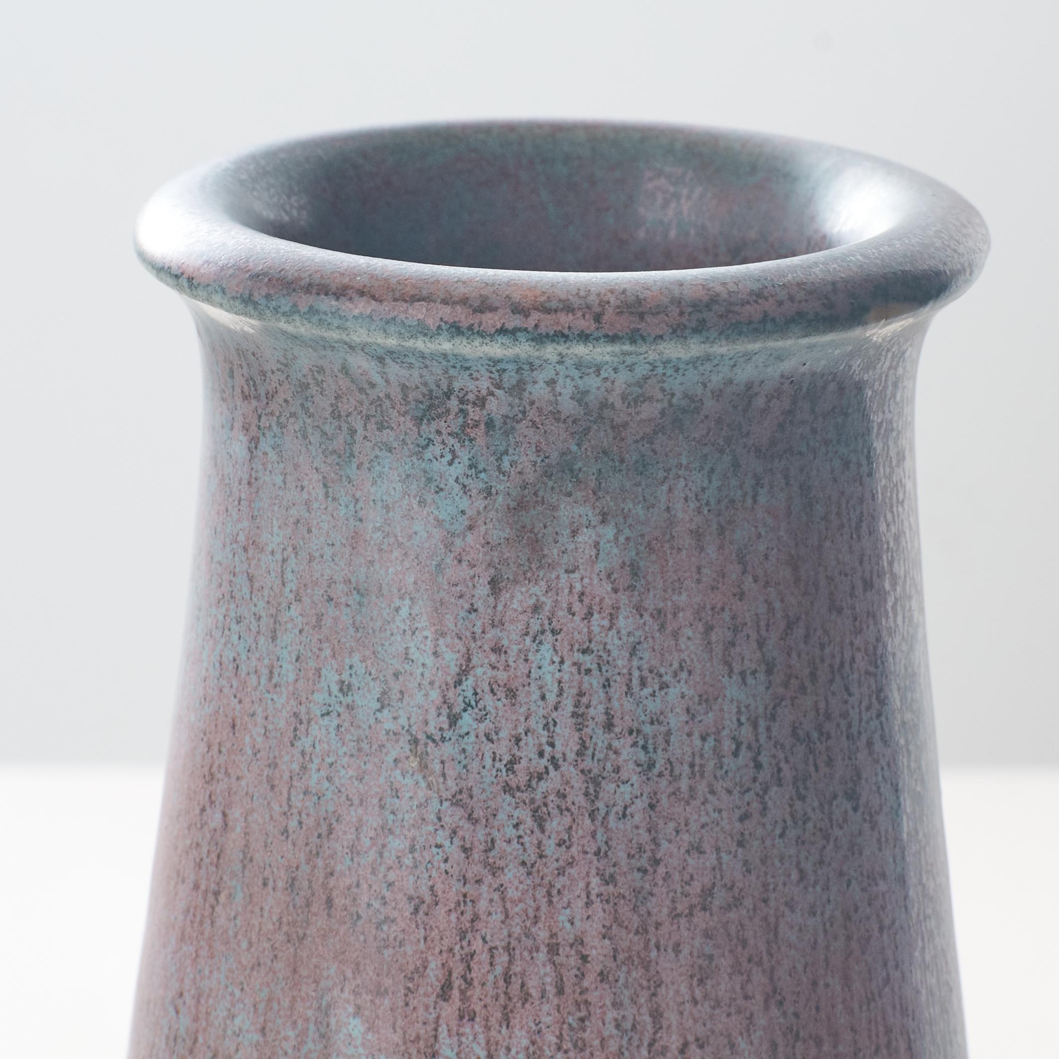 Jarrón esmaltado de piel de liebre azul y morado de Gunnar Nylund mediados del siglo XX en venta