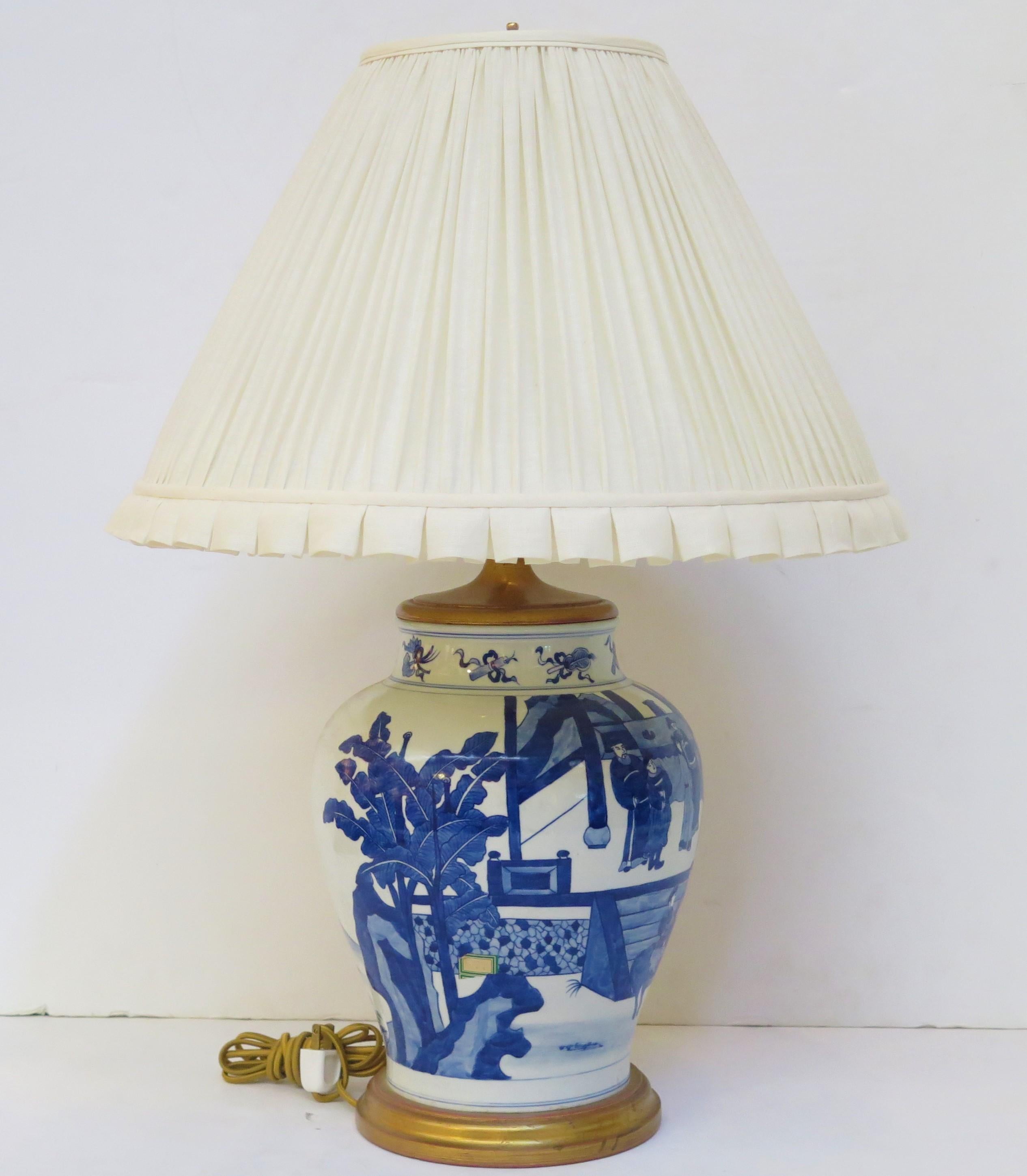 une jarre en porcelaine chinoise bleue et blanche servant de lampe personnalisée avec un abat-jour plissé en tissu. Chine. 19ème siècle