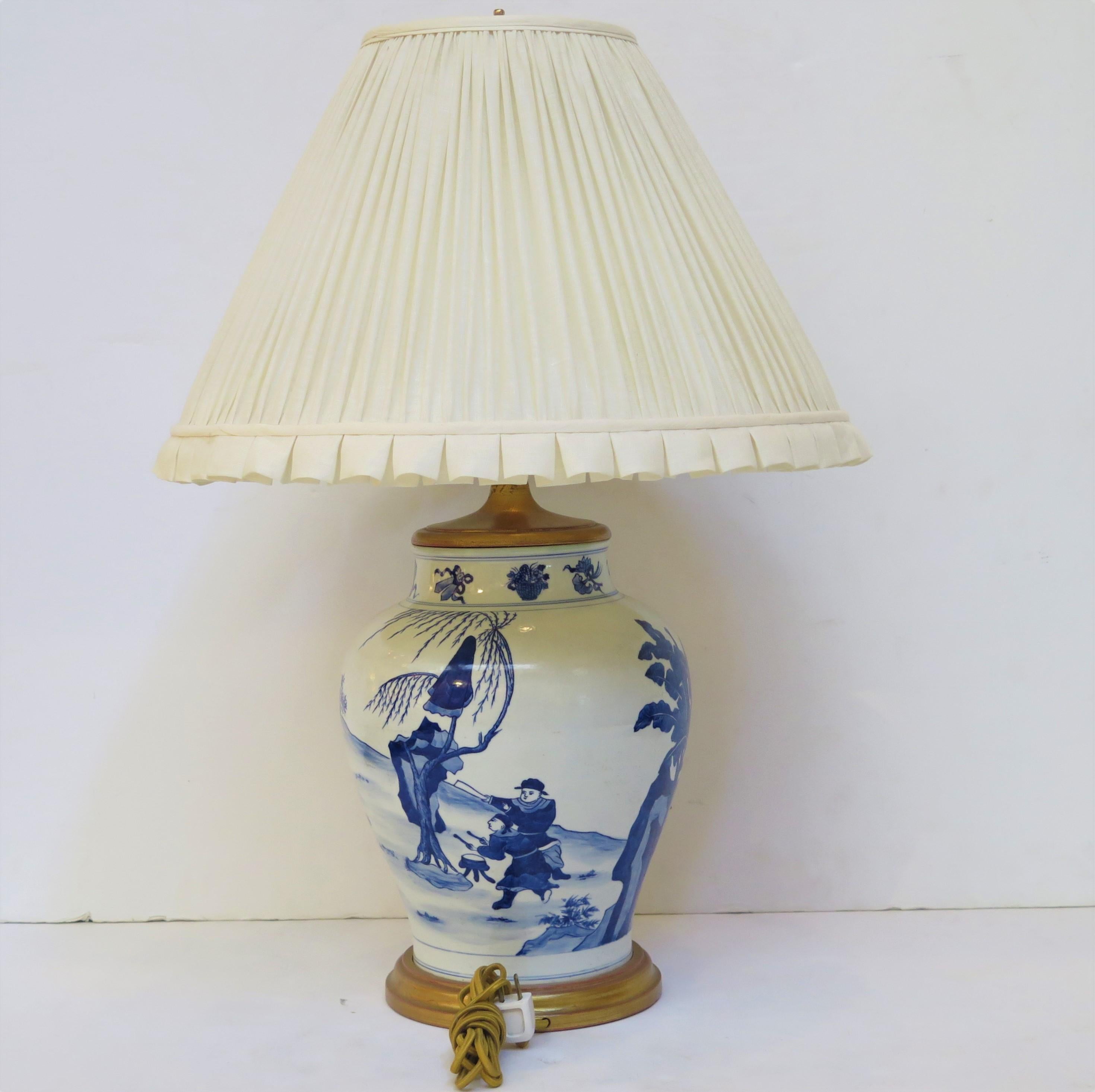 Chinoiseries Lampe en porcelaine de Chine bleue et blanche en vente