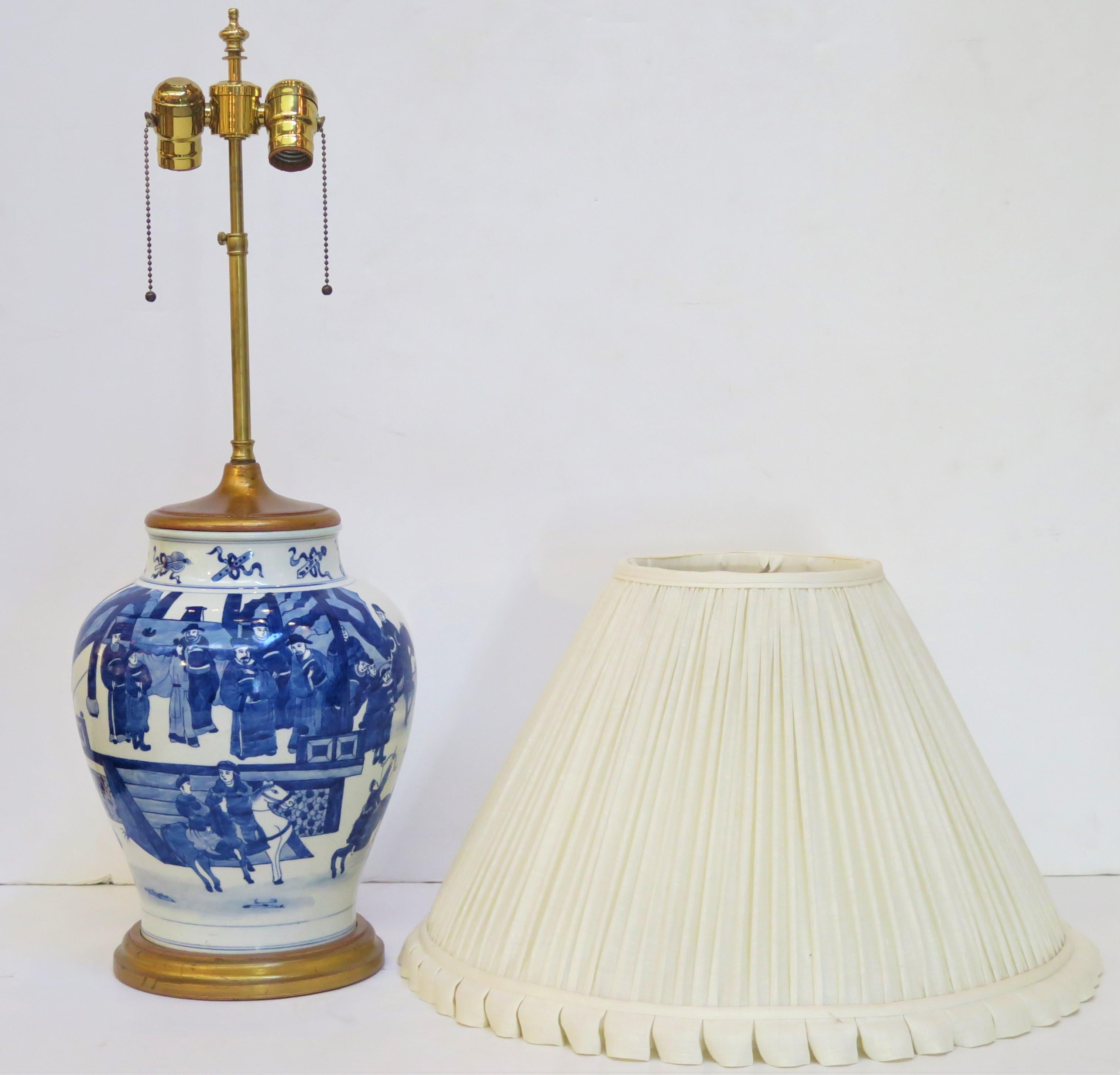 Porcelaine Lampe en porcelaine de Chine bleue et blanche en vente
