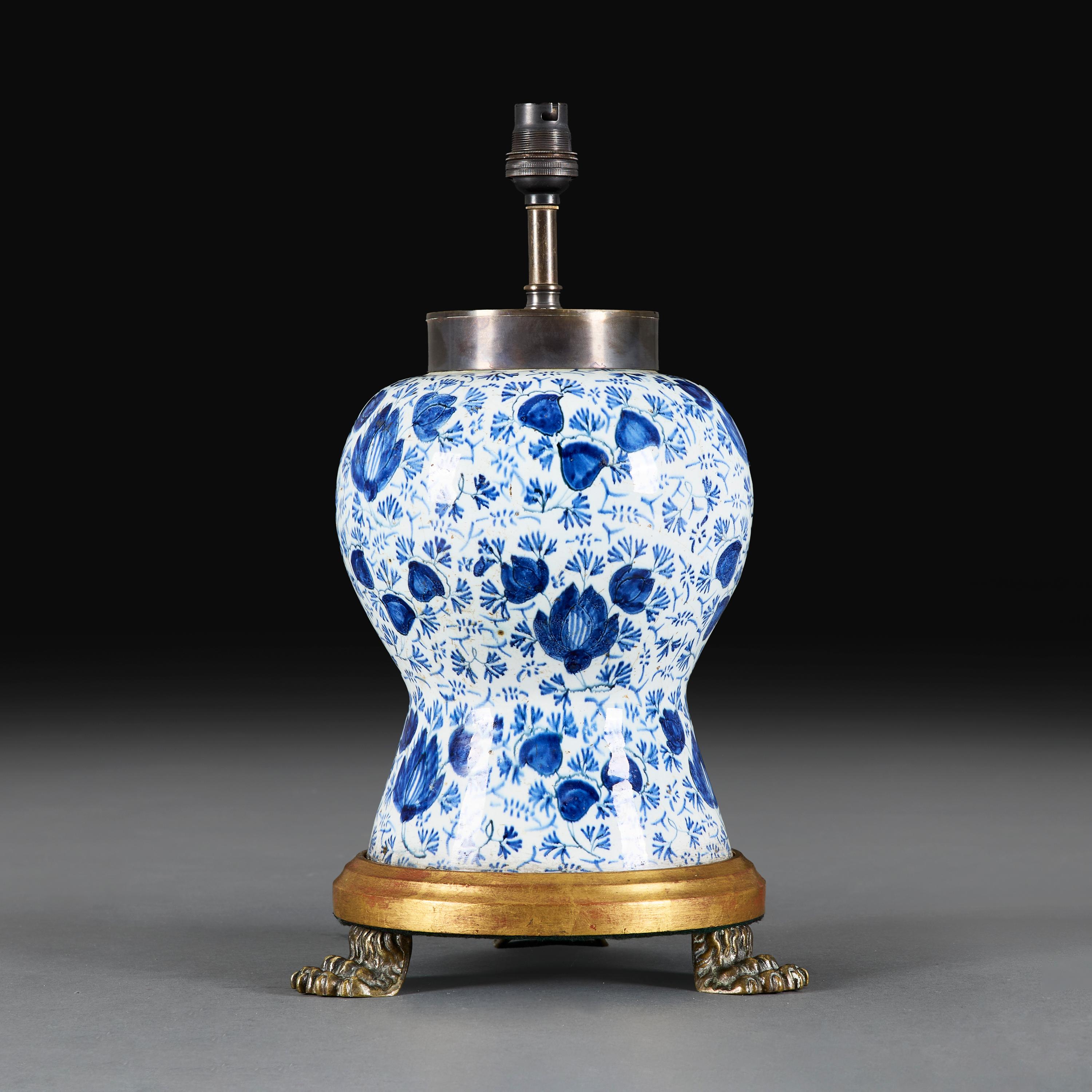 Lámpara de cerámica azul y blanca de Delft con patas peludas Holandés en venta