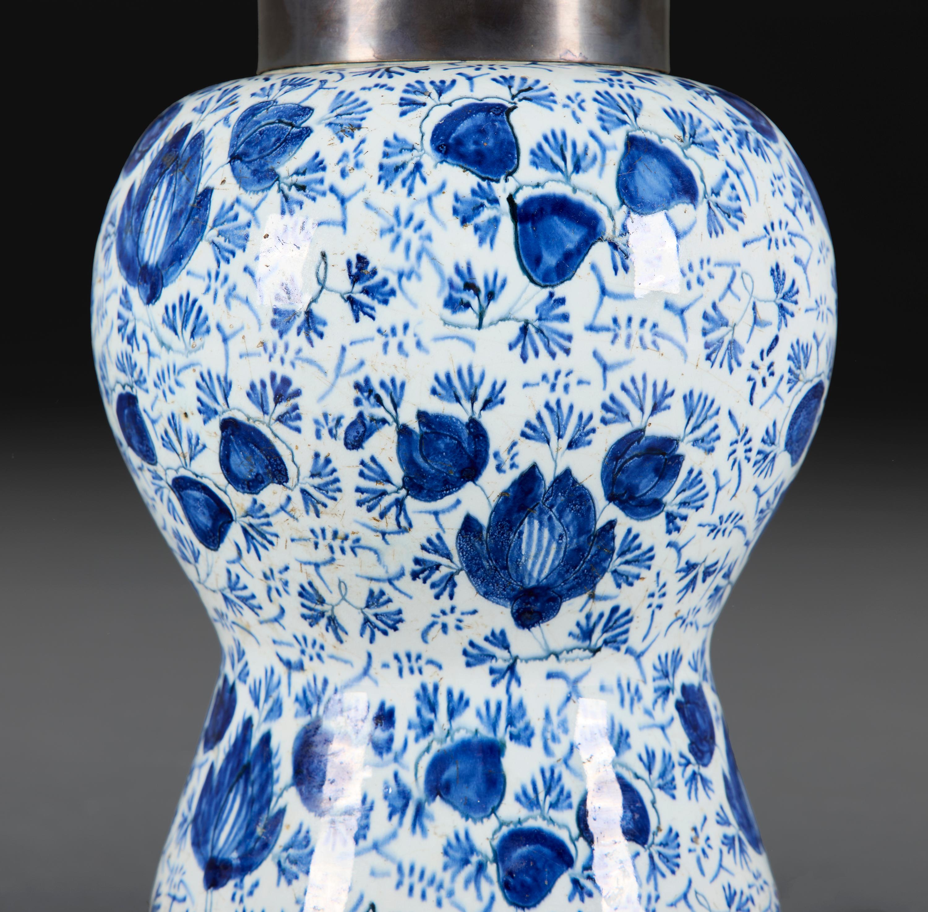 Lámpara de cerámica azul y blanca de Delft con patas peludas en Bueno estado para la venta en London, GB