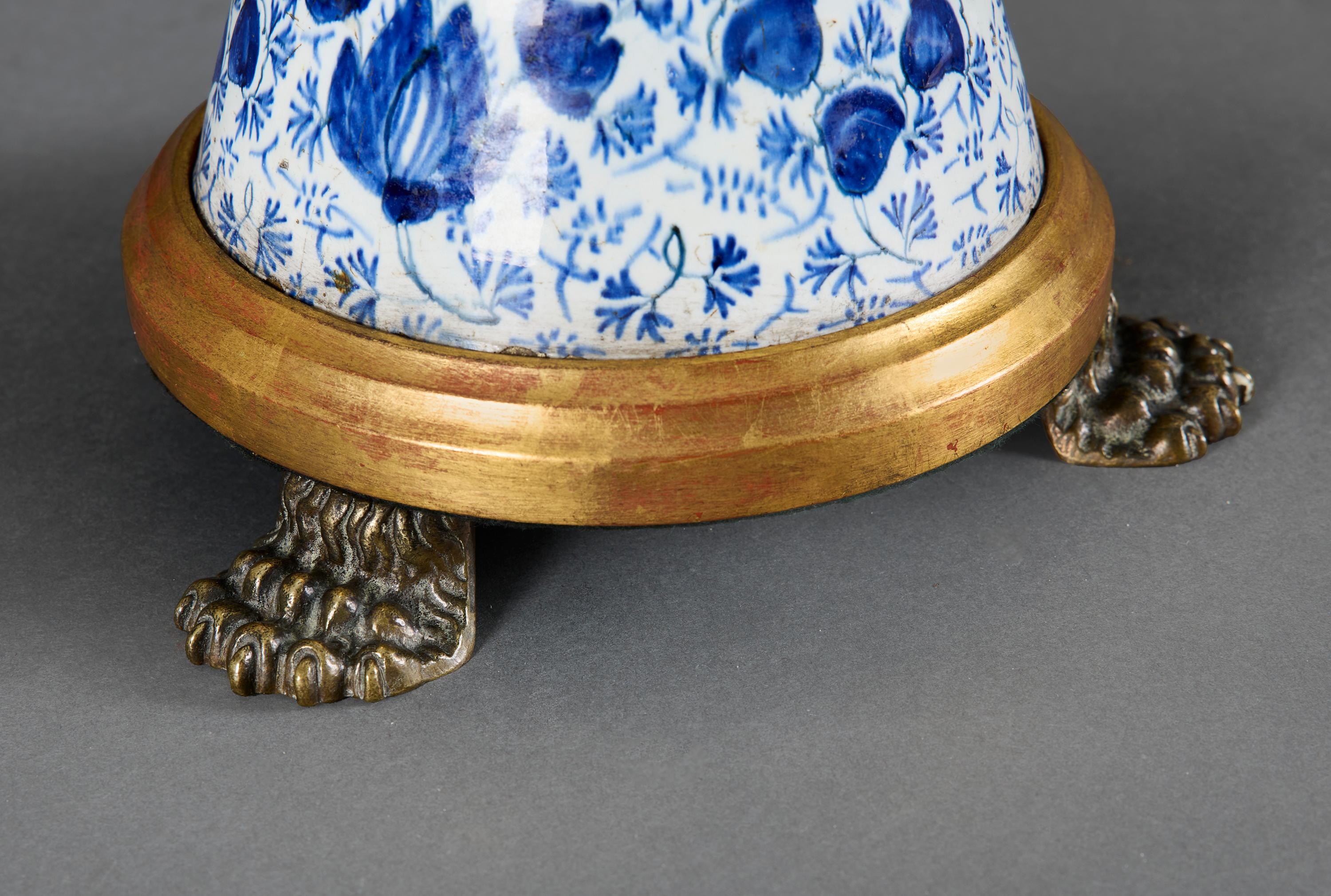 Lámpara de cerámica azul y blanca de Delft con patas peludas siglo XIX en venta