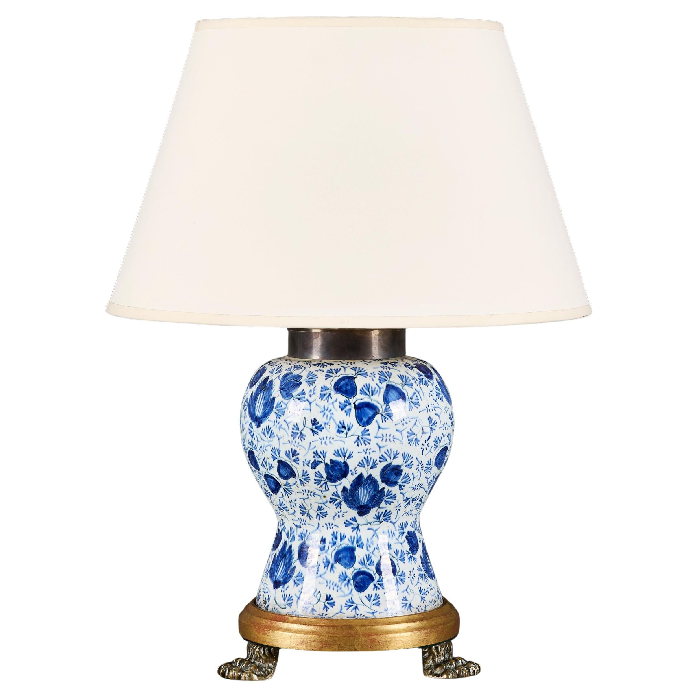 Lámpara de cerámica azul y blanca de Delft con patas peludas en venta