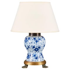 Lámpara de cerámica azul y blanca de Delft con patas peludas
