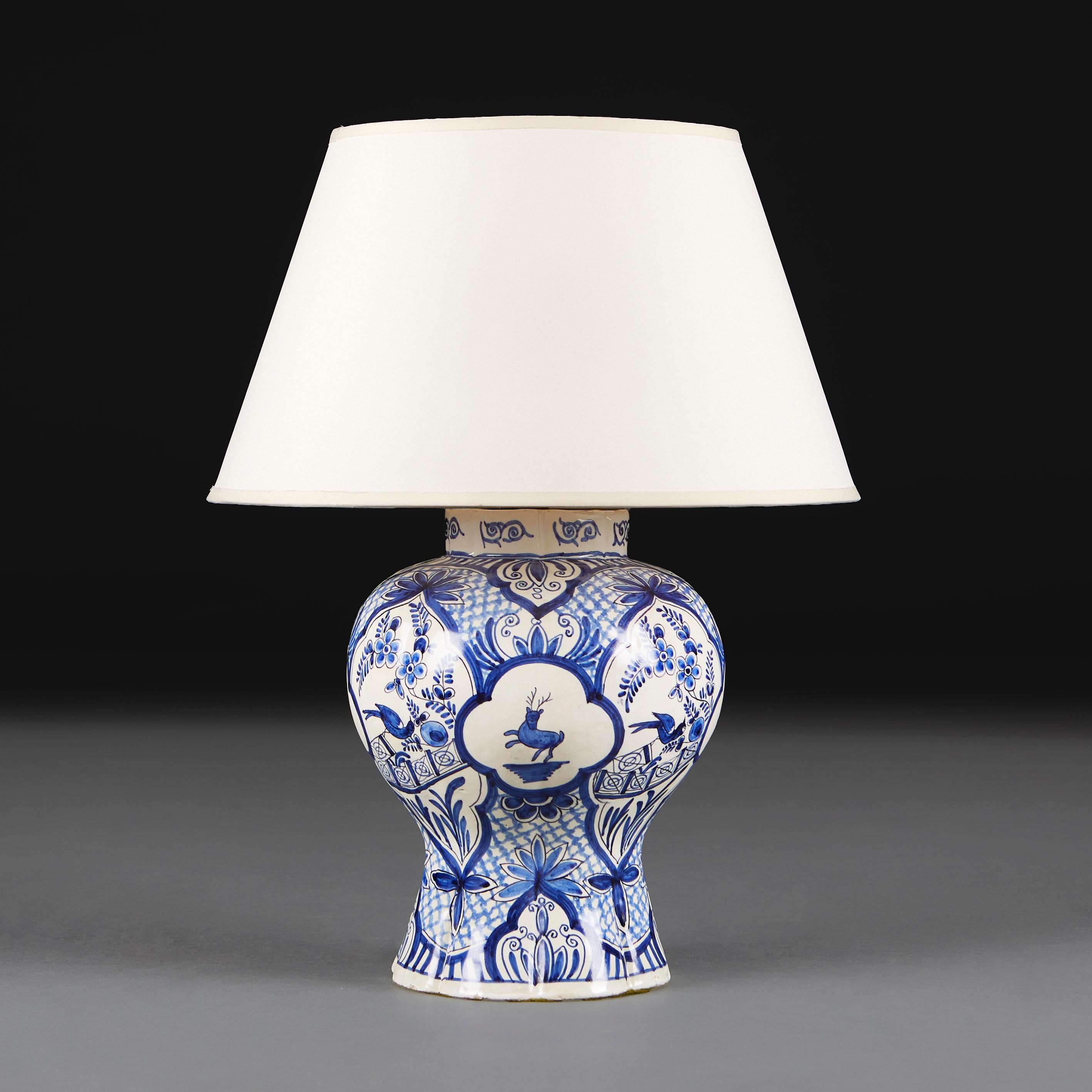 Jarrón de Delft azul y blanco de finales del siglo XIX, de forma bulbosa, decorado en toda su superficie con aves y flores tropicales, con cuatro cuatrifolios que muestran cada uno un ciervo saltando. 
Países Bajos, hacia 1890.
Altura del jarrón   