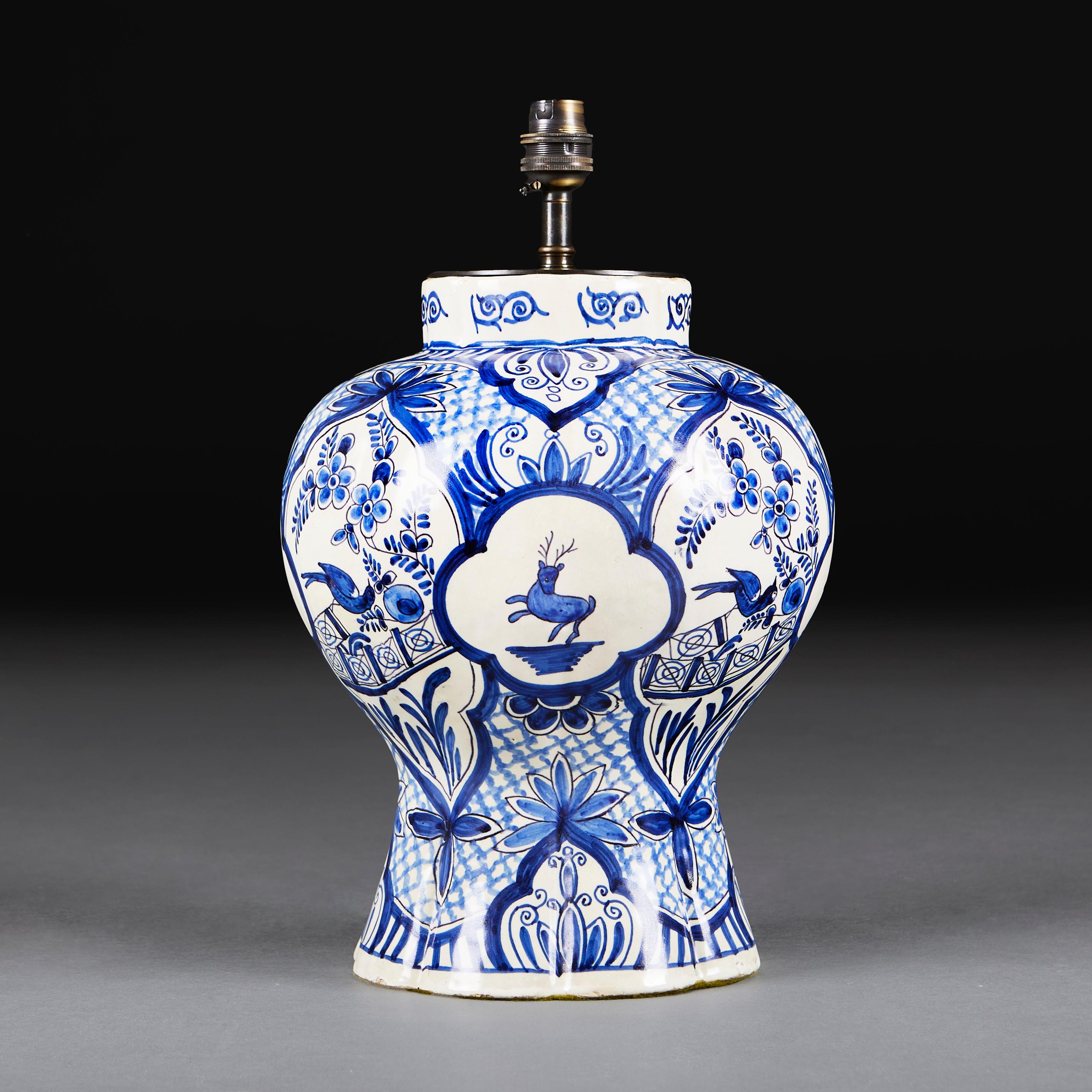 Un jarrón de Delft azul y blanco como lámpara Holandés en venta