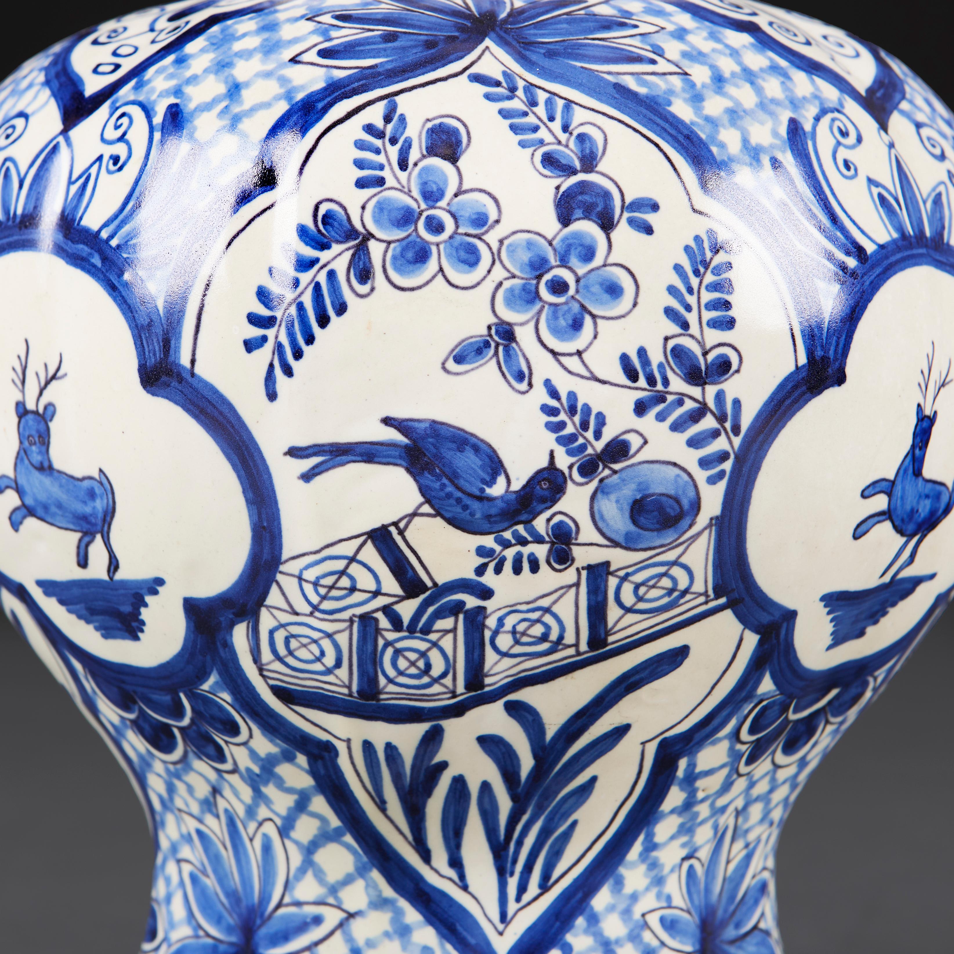 Un jarrón de Delft azul y blanco como lámpara siglo XIX en venta