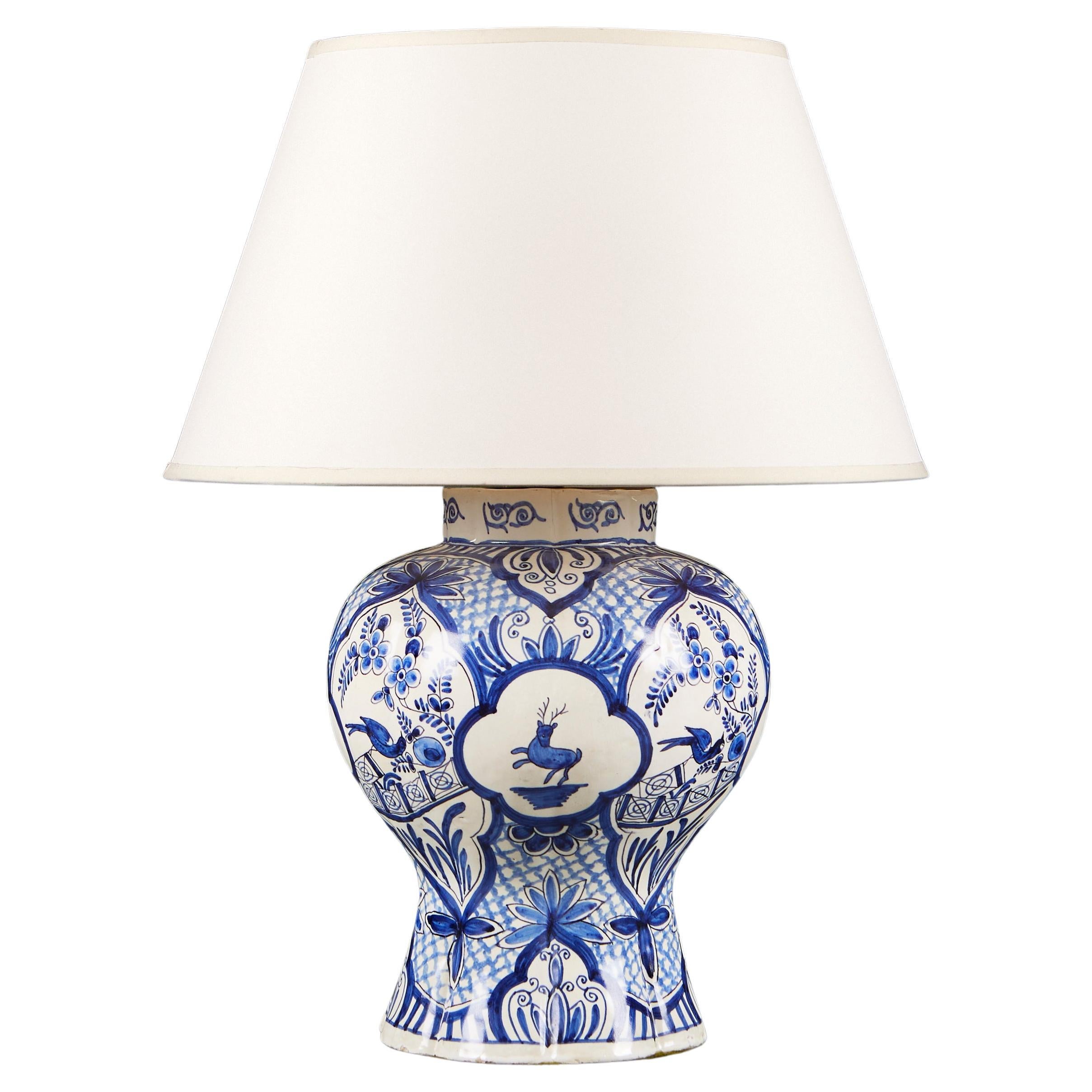 Vase de Delft bleu et blanc comme lampe