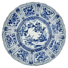 Assiette de présentation en porcelaine Kraak bleue et blanche de la dynastie Ming, période Wanli