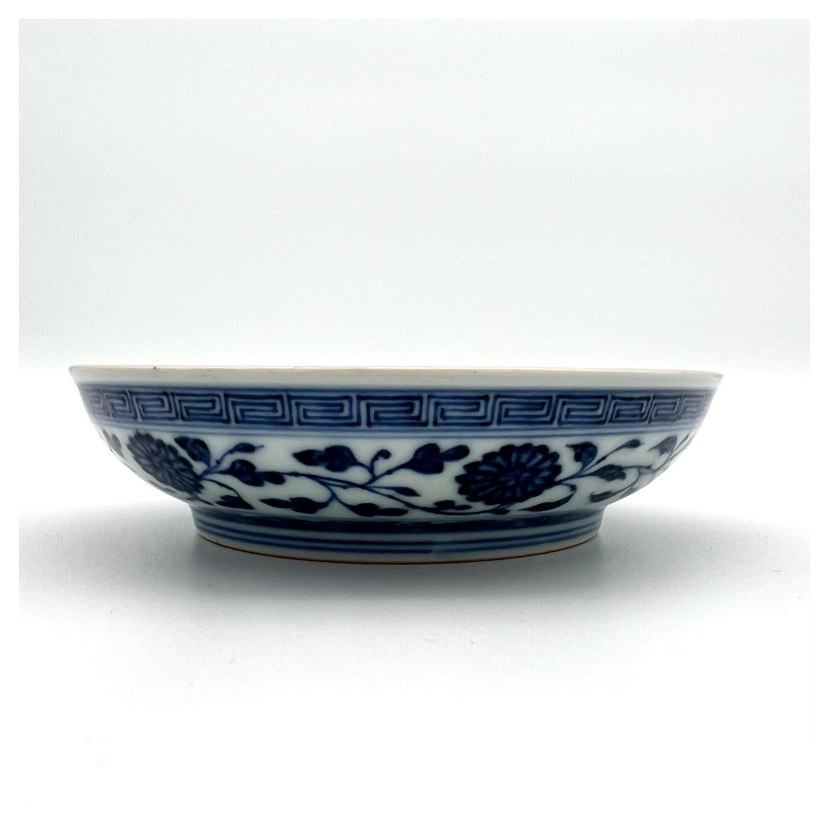 Blue and White Ming-Style Dish, Qianlong Mark and Period, China 1736 - 1795 In Excellent Condition In Vienna, AT