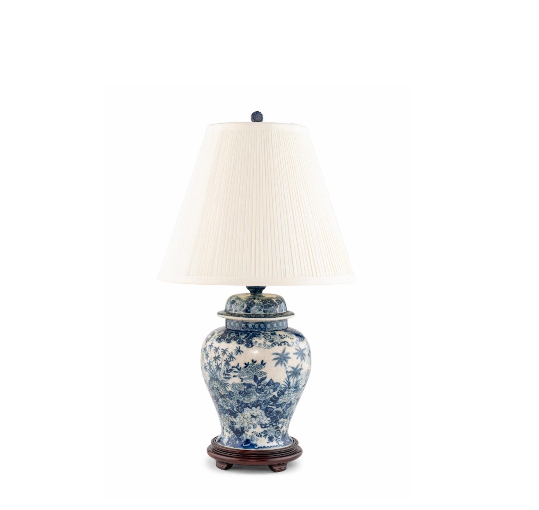 George III Lampe en porcelaine bleue et blanche du 20ème siècle Hauteur 25 1/2 pouces. en vente