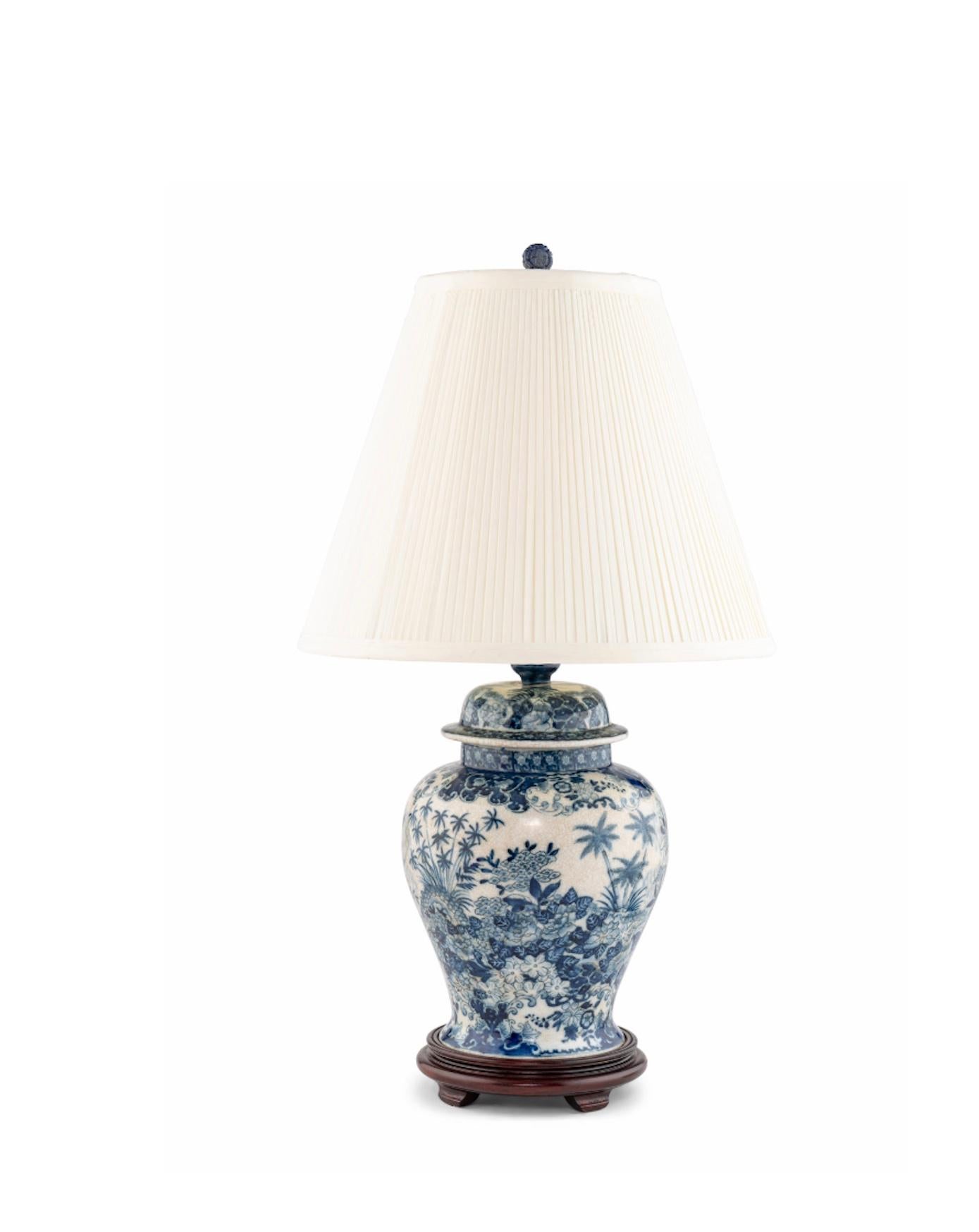 Eine blau-weiße Porzellanlampe des 20. Jahrhunderts, Höhe 25 1/2 Zoll. im Angebot 1