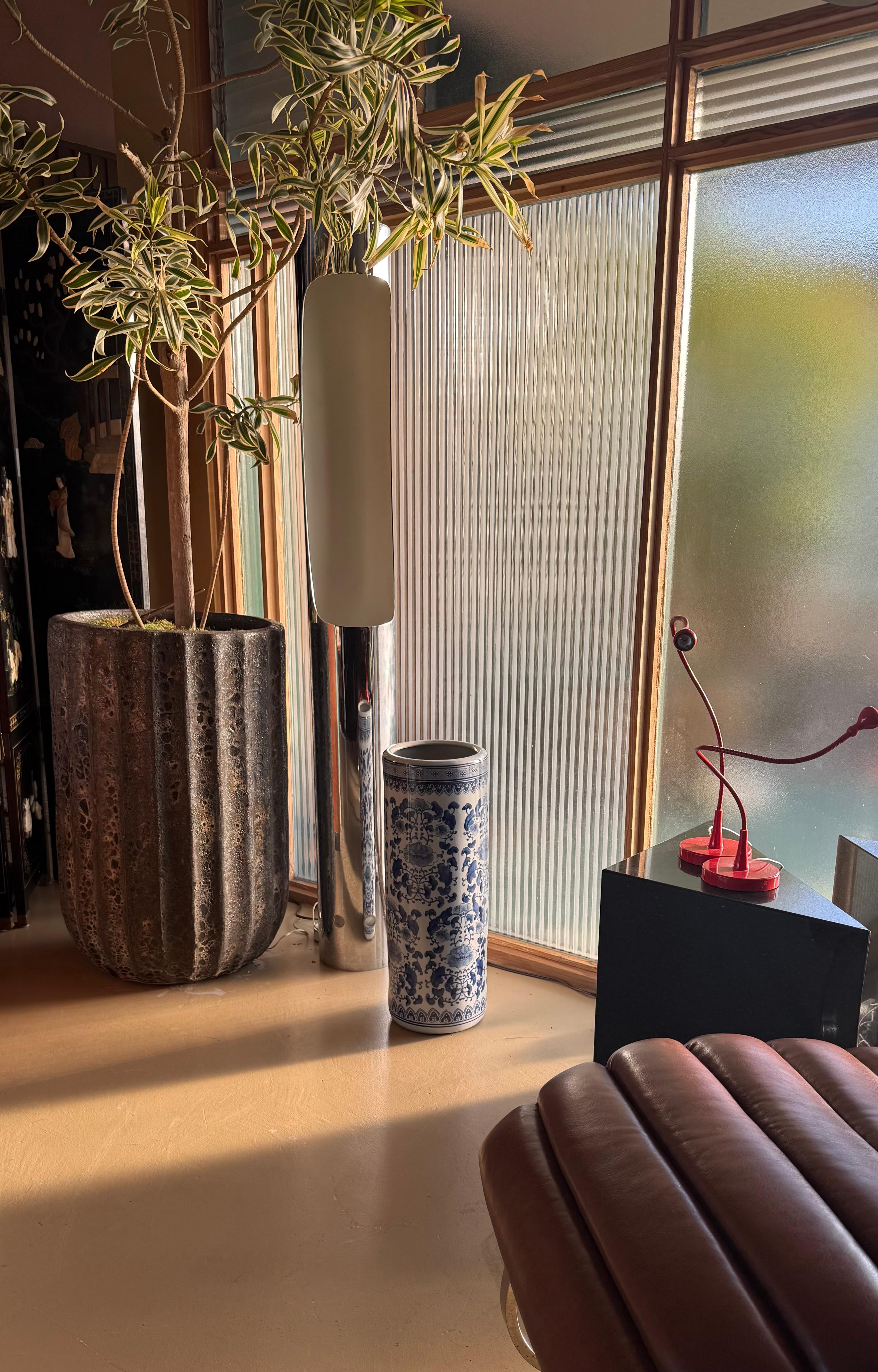 Urne ou porte-parapluie en porcelaine bleu et blanc, 20e siècle en vente 4