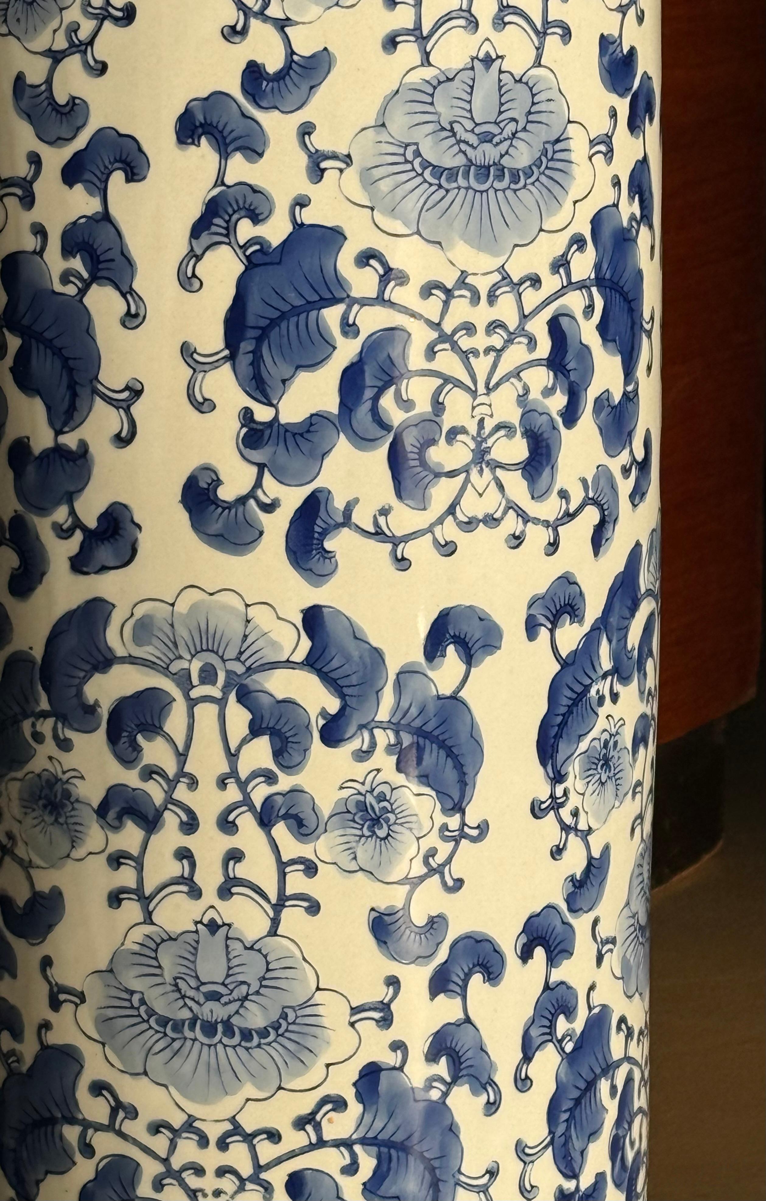 Urne ou porte-parapluie en porcelaine bleu et blanc, 20e siècle en vente 5