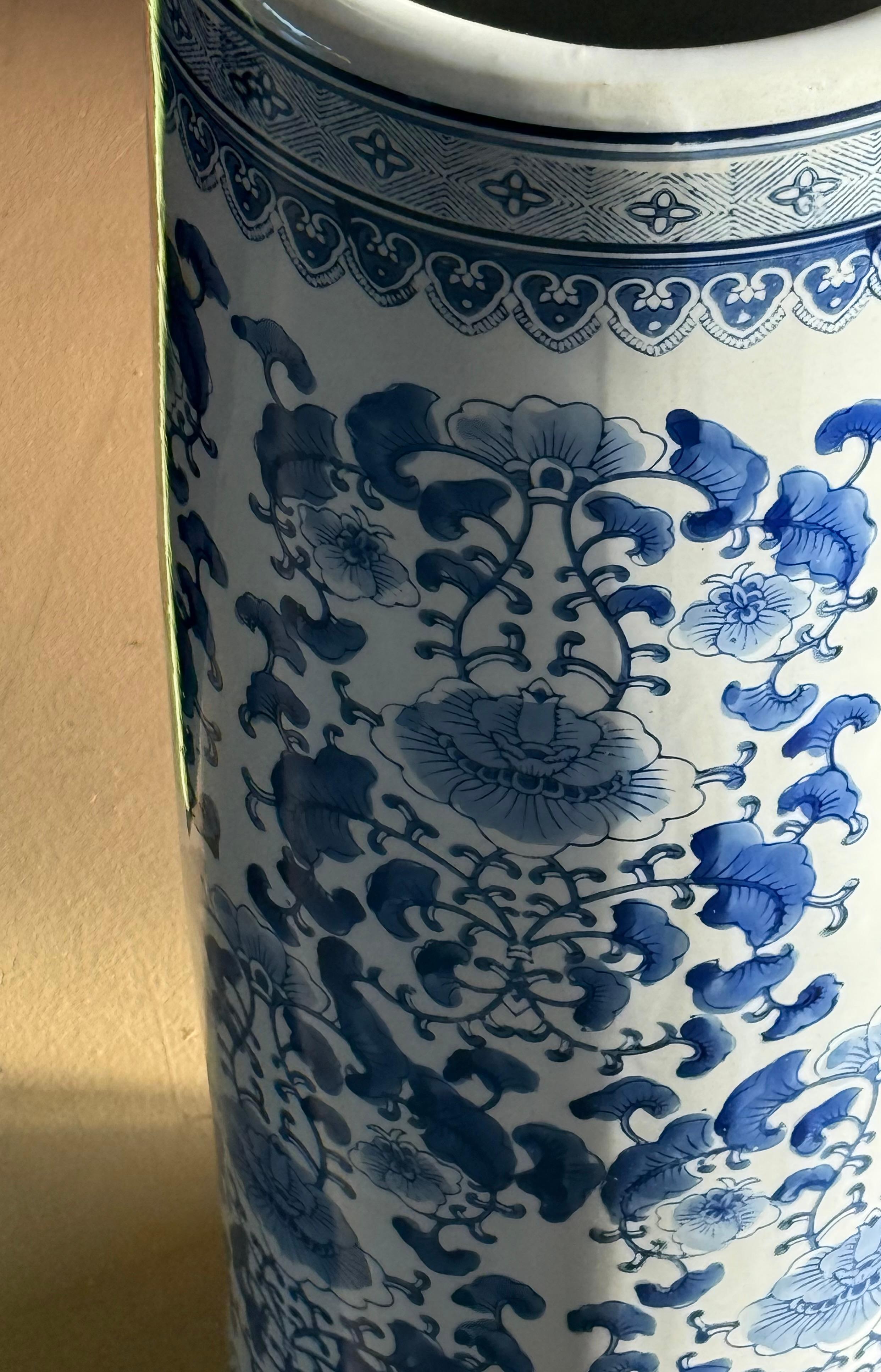 Urne ou porte-parapluie en porcelaine bleu et blanc, 20e siècle en vente 6