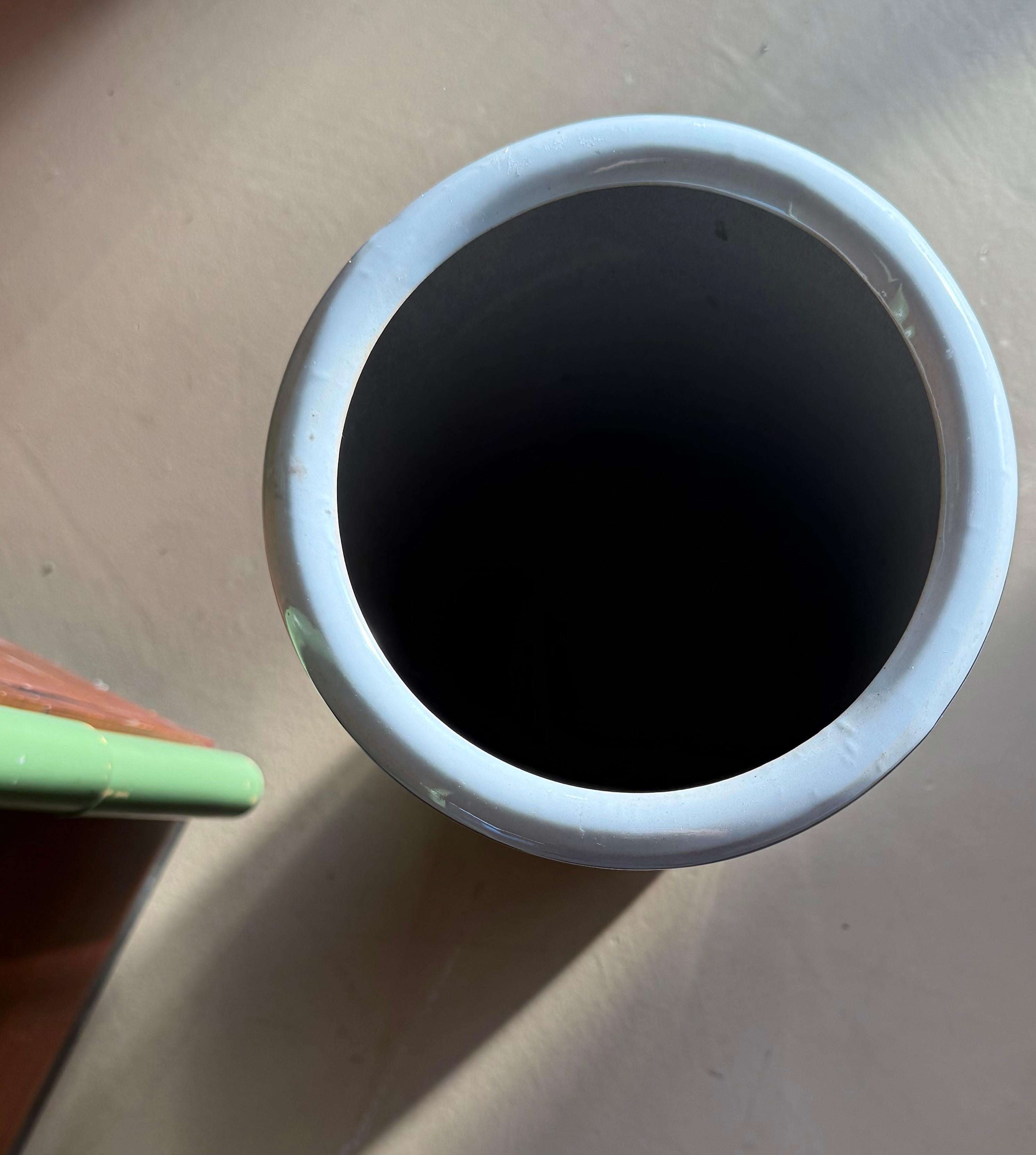 Urne ou porte-parapluie en porcelaine bleu et blanc, 20e siècle en vente 7