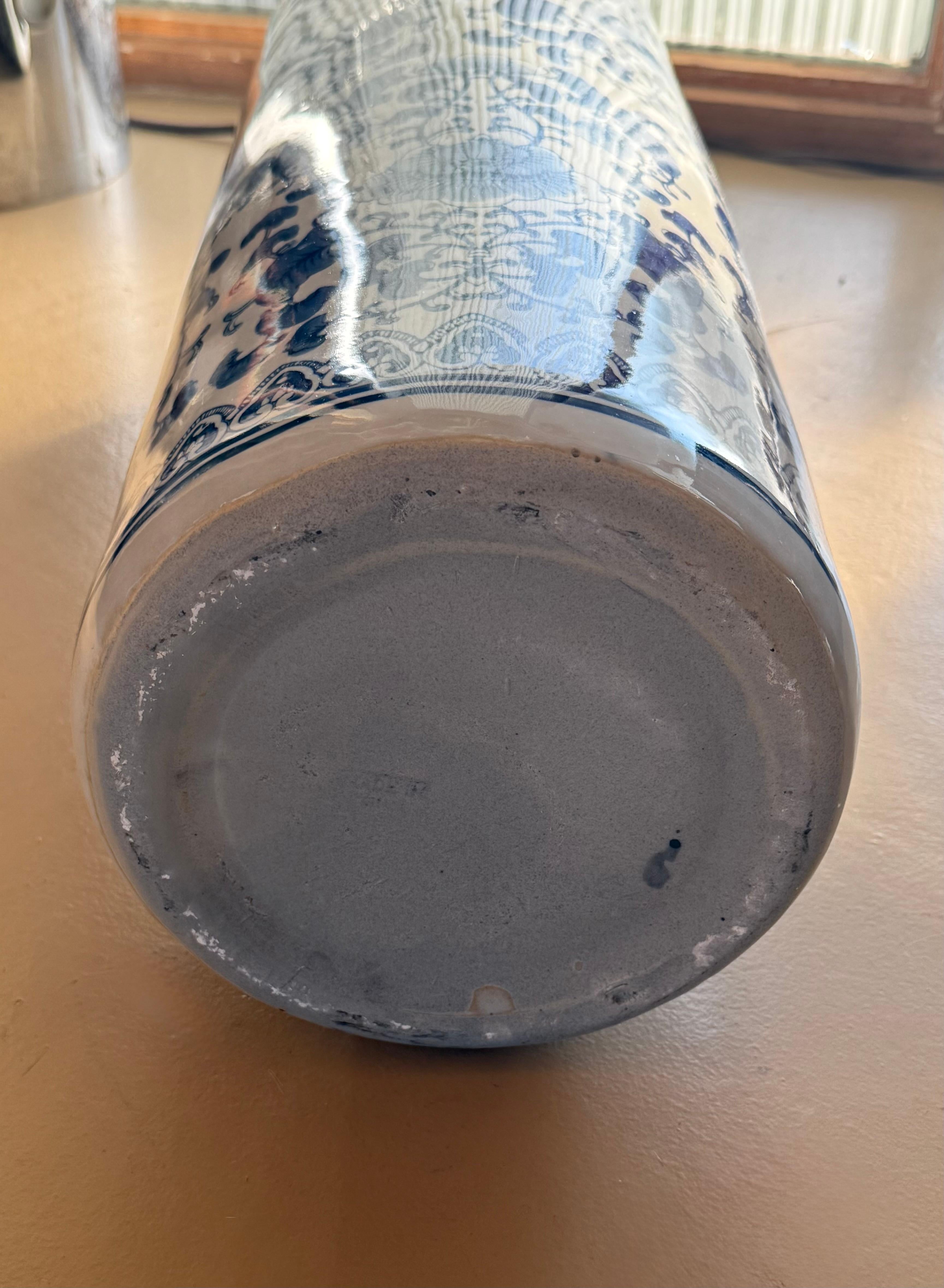 Urne ou porte-parapluie en porcelaine bleu et blanc, 20e siècle en vente 8