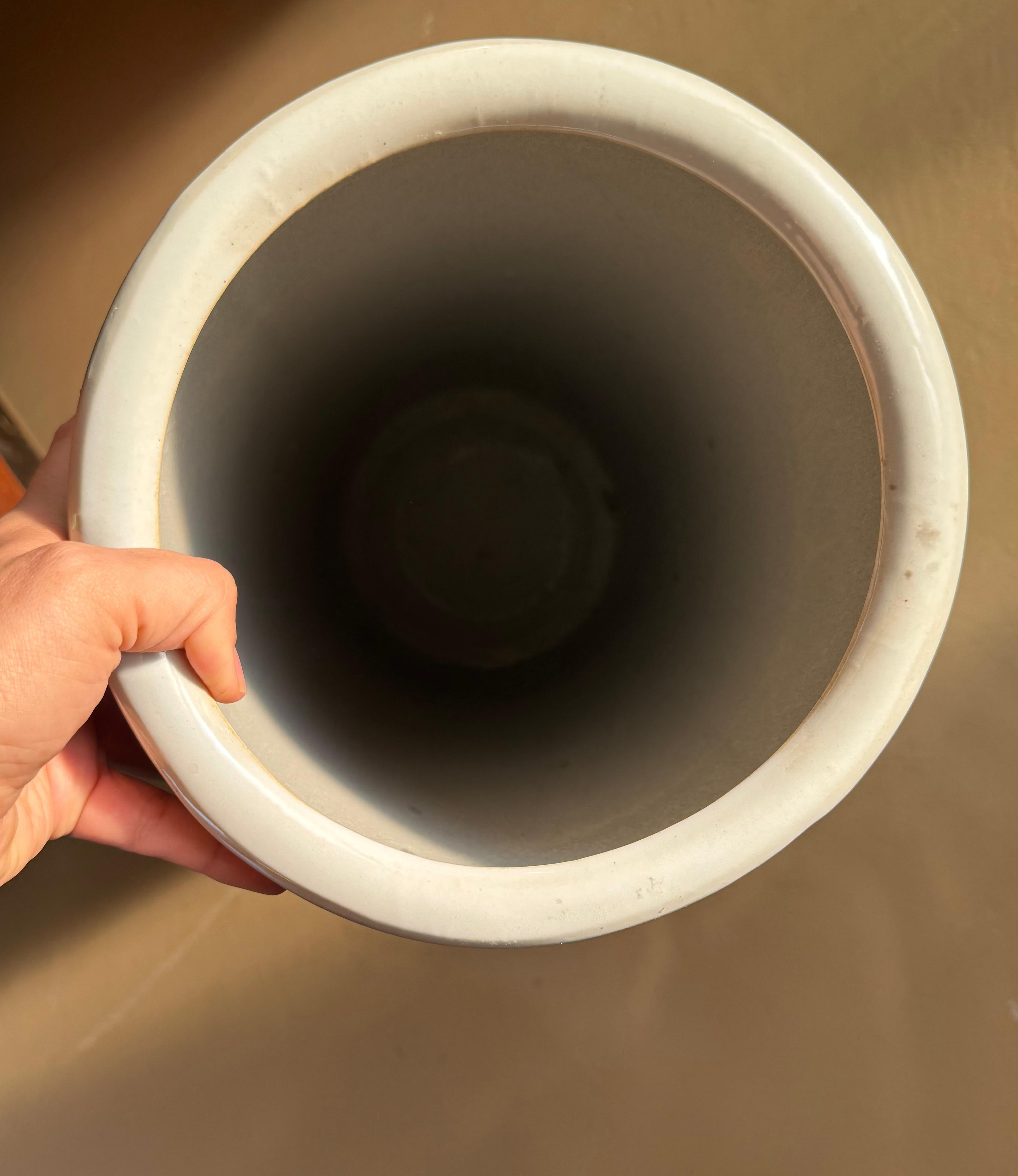 Urne ou porte-parapluie en porcelaine bleu et blanc, 20e siècle en vente 9