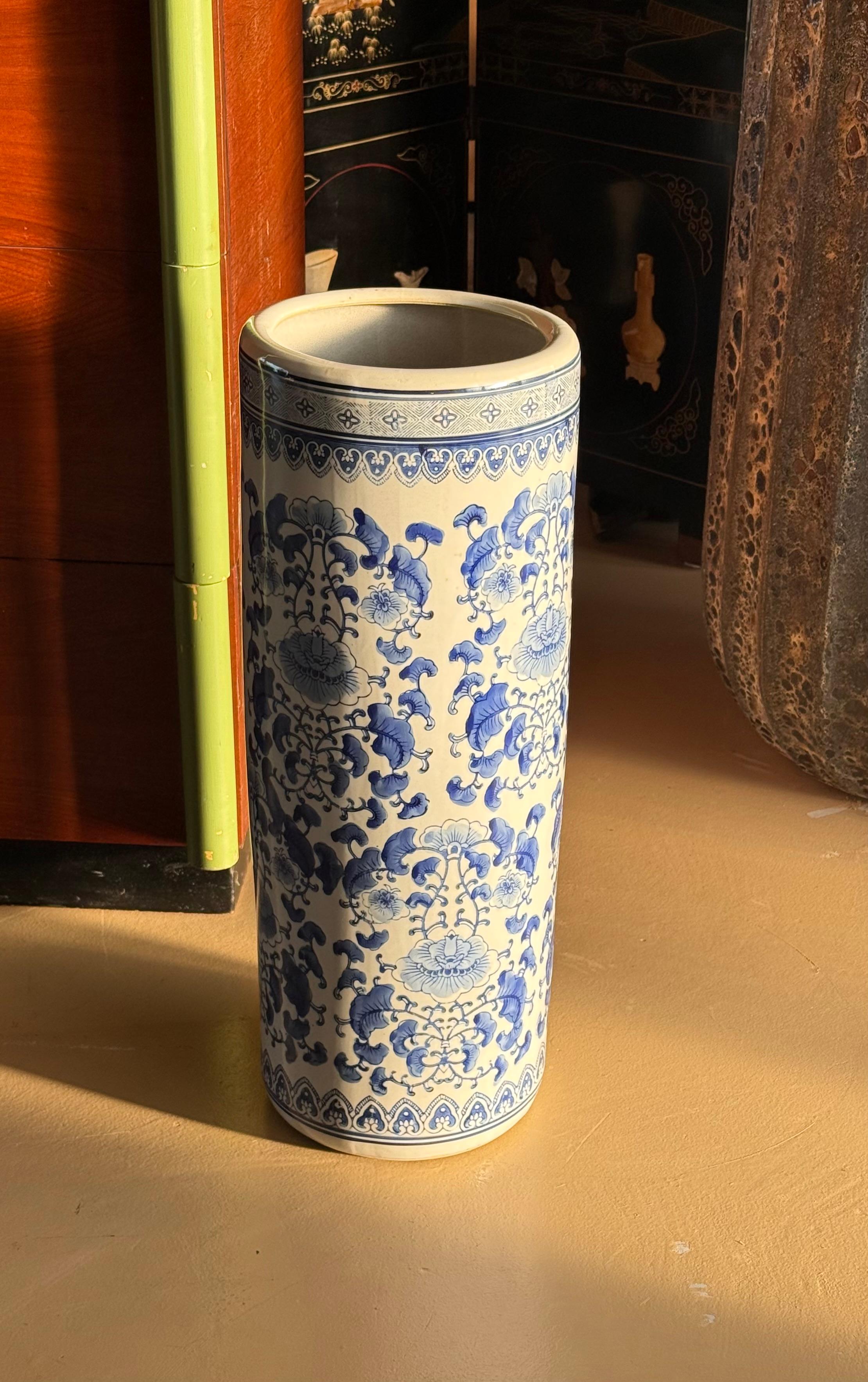 Urne ou porte-parapluie en porcelaine bleu et blanc, 20e siècle en vente 10