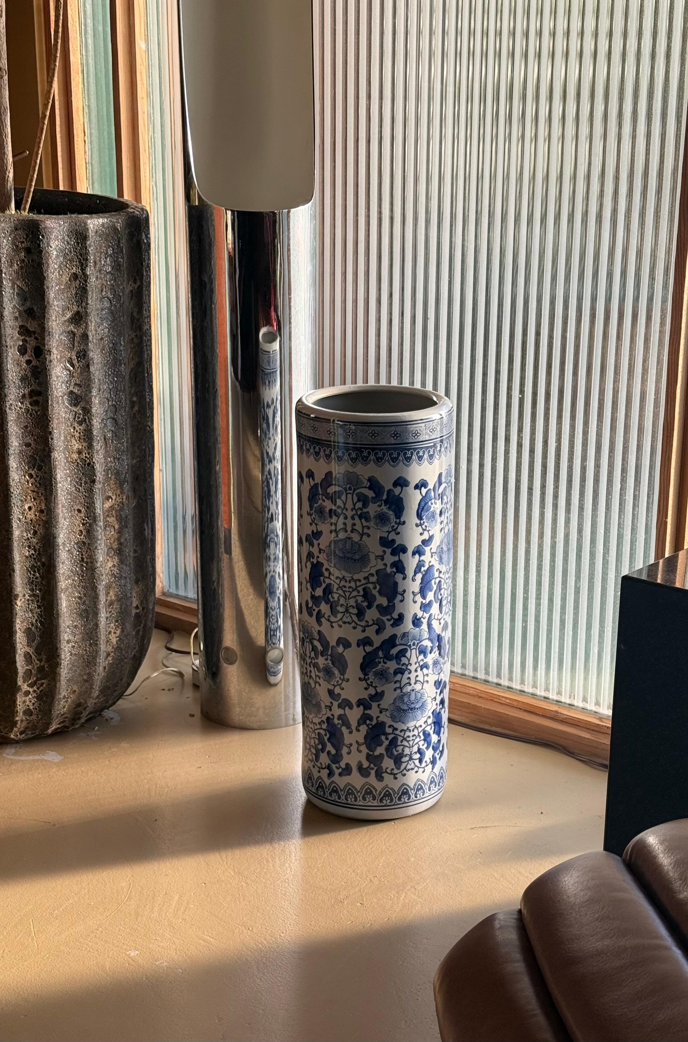 Grand porte-parapluie ou urne en porcelaine bleu et blanc, 20e siècle. Motif floral oriental. 
