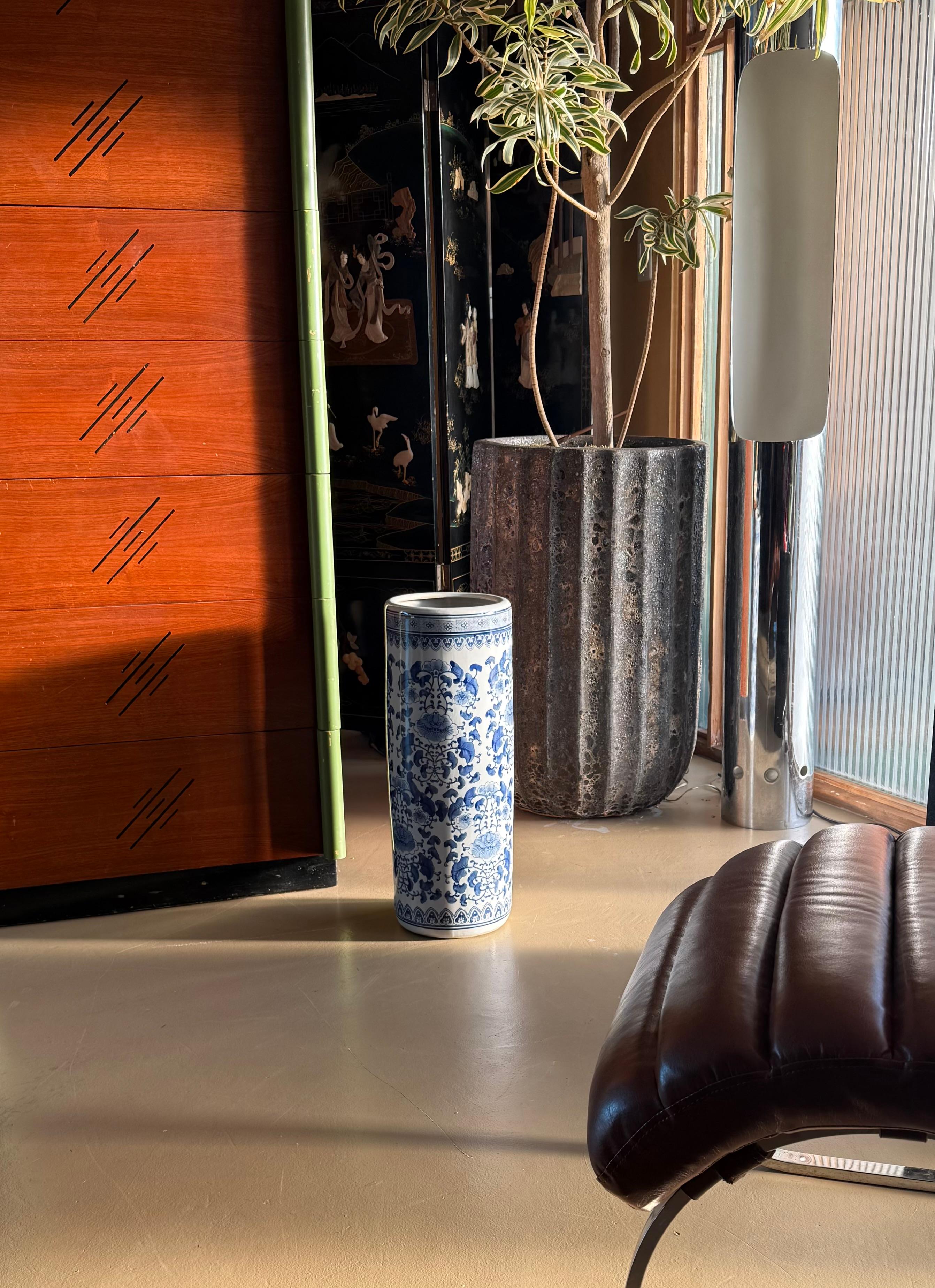 Chinoiseries Urne ou porte-parapluie en porcelaine bleu et blanc, 20e siècle en vente