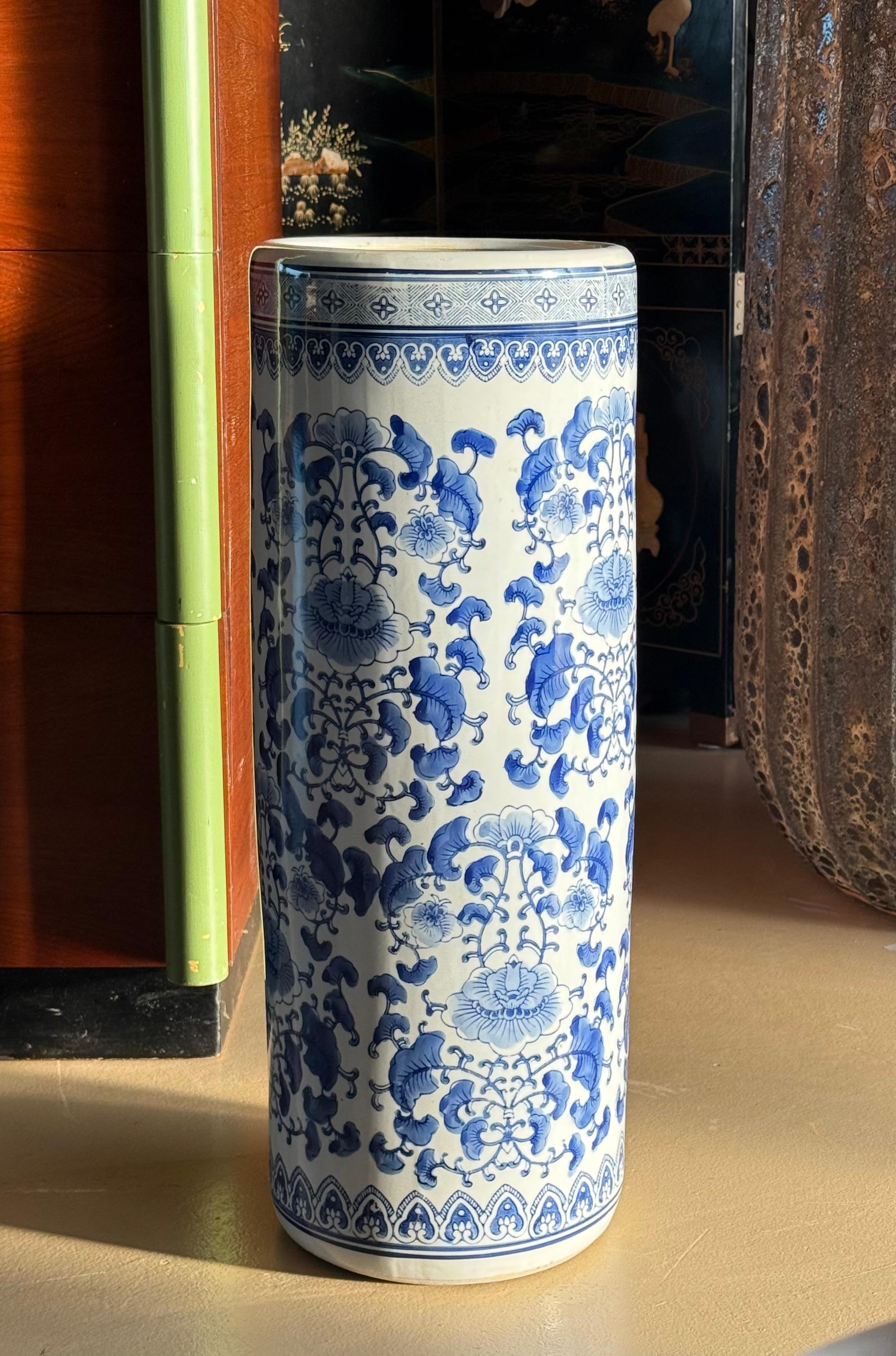 Urne ou porte-parapluie en porcelaine bleu et blanc, 20e siècle Bon état - En vente à View Park, CA