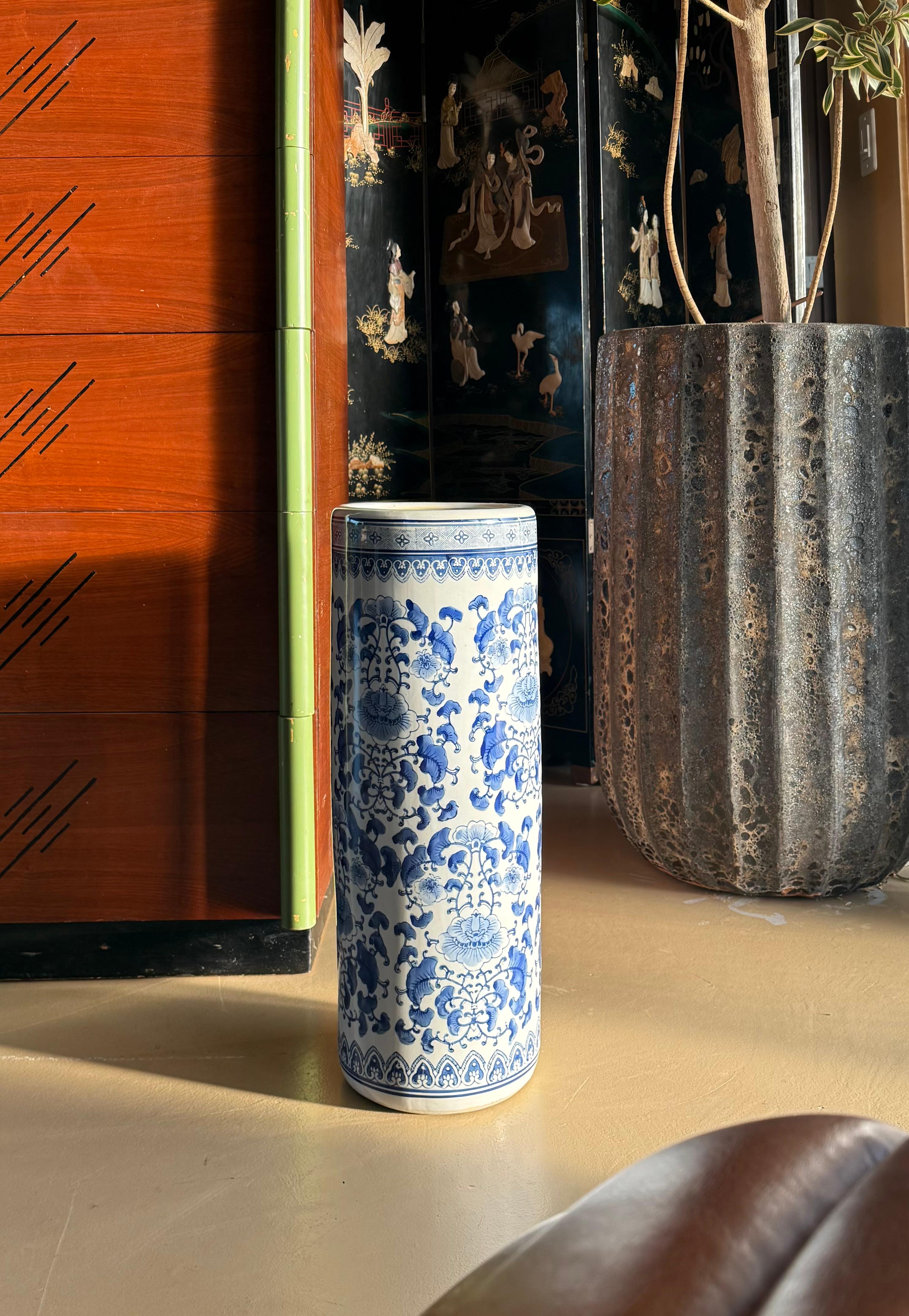 20ième siècle Urne ou porte-parapluie en porcelaine bleu et blanc, 20e siècle en vente