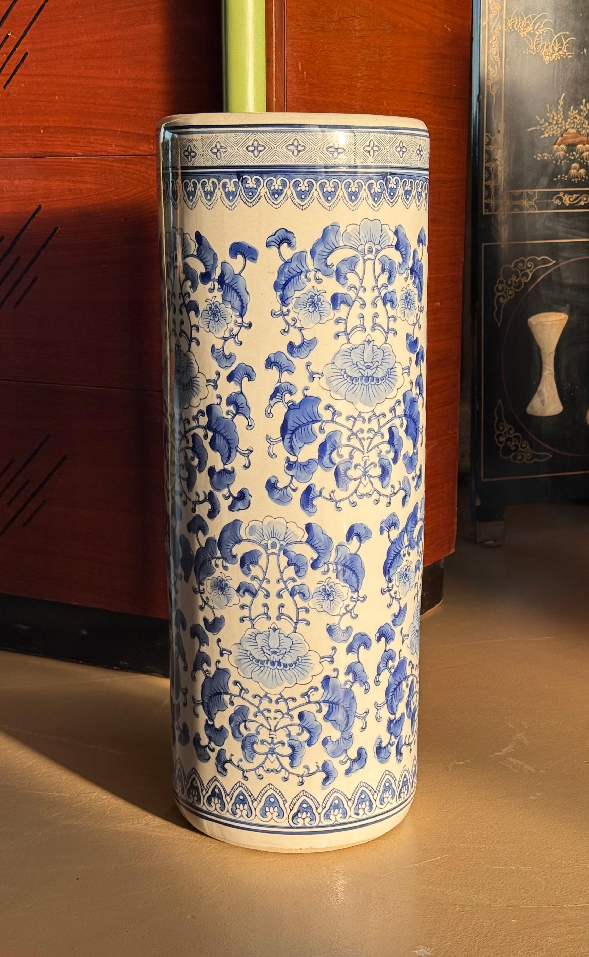 Porcelaine Urne ou porte-parapluie en porcelaine bleu et blanc, 20e siècle en vente