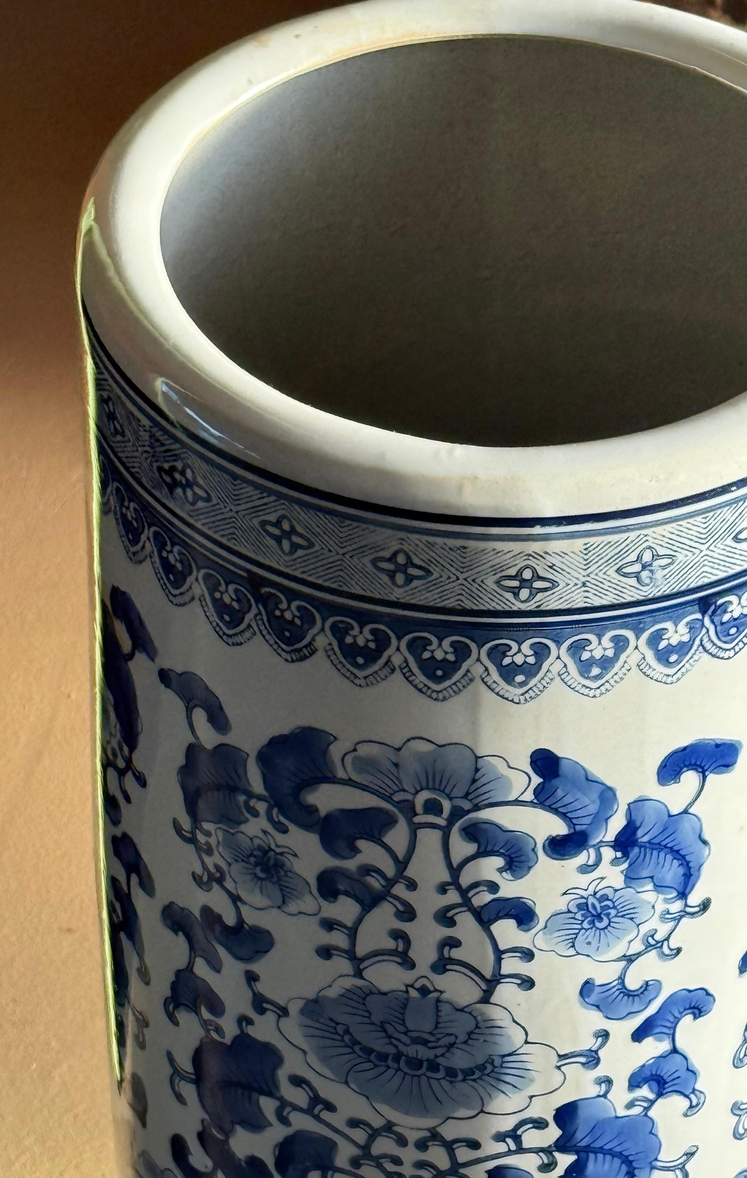 Urne ou porte-parapluie en porcelaine bleu et blanc, 20e siècle en vente 1