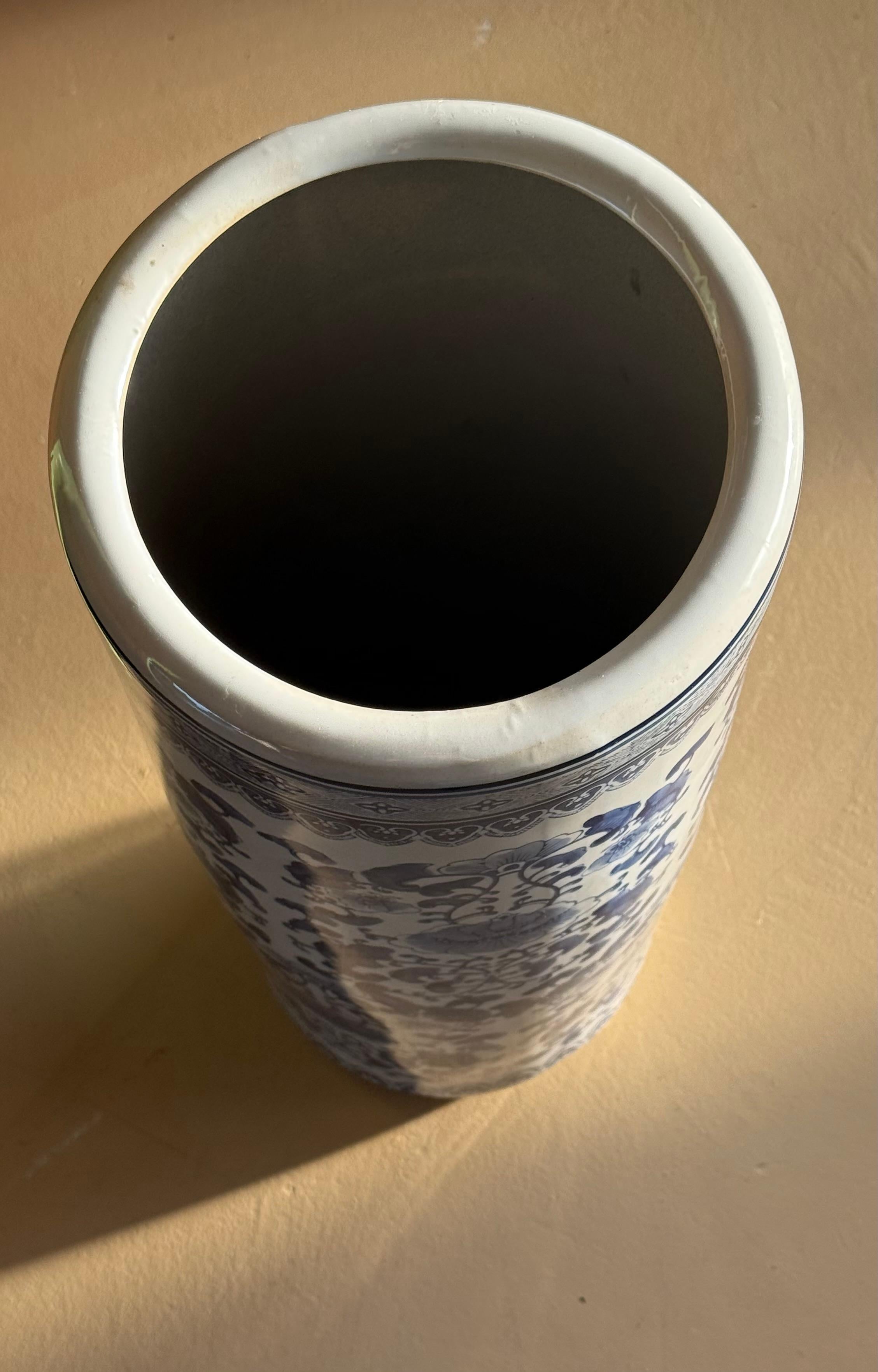 Urne ou porte-parapluie en porcelaine bleu et blanc, 20e siècle en vente 2