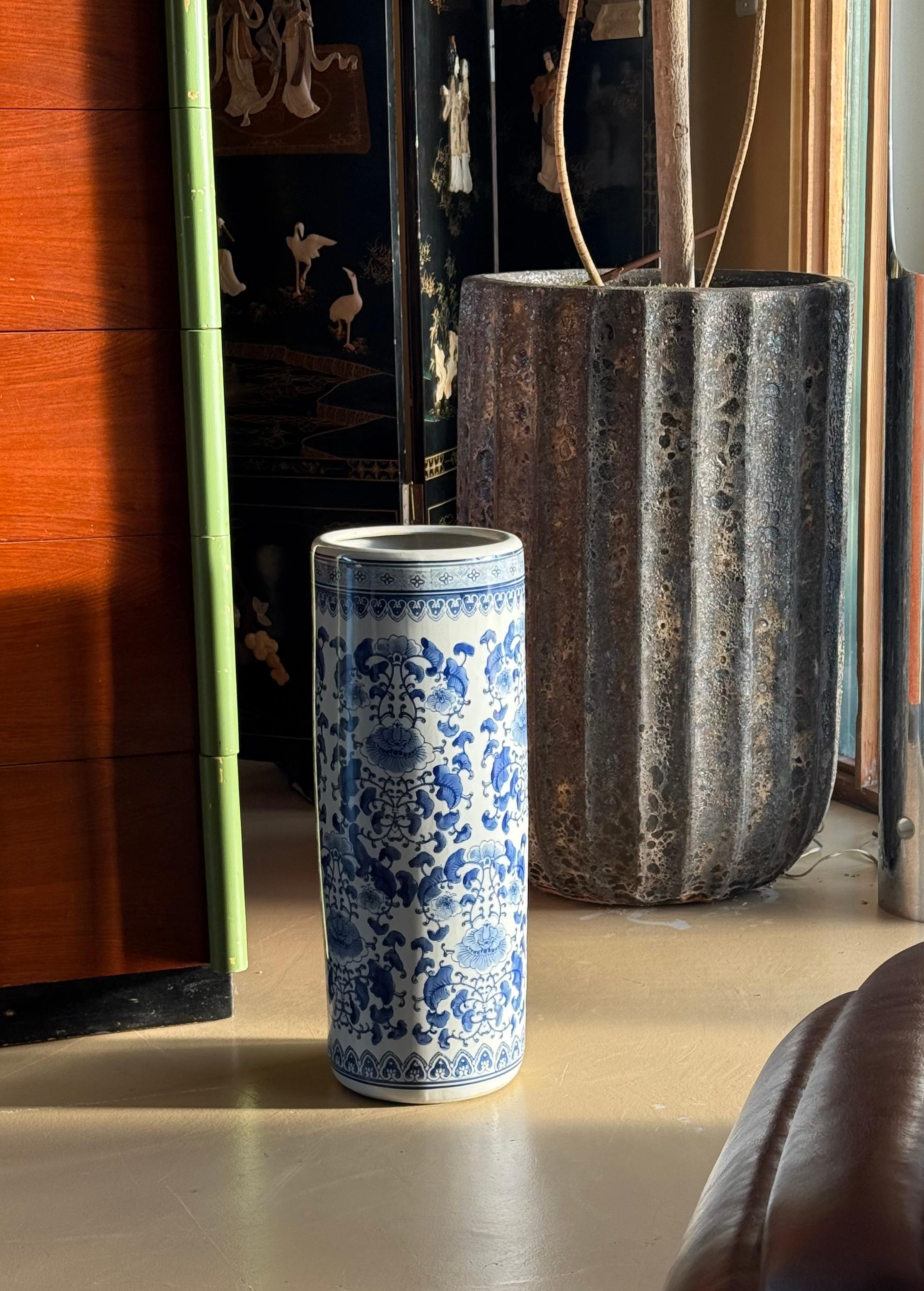 Urne ou porte-parapluie en porcelaine bleu et blanc, 20e siècle en vente 3