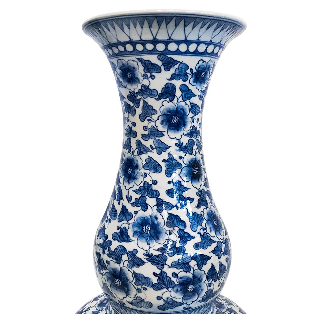 Eine große blau-weiße Porzellanvase im chinesischen Stil, Maitland and Smith, 1970er Jahre.
 