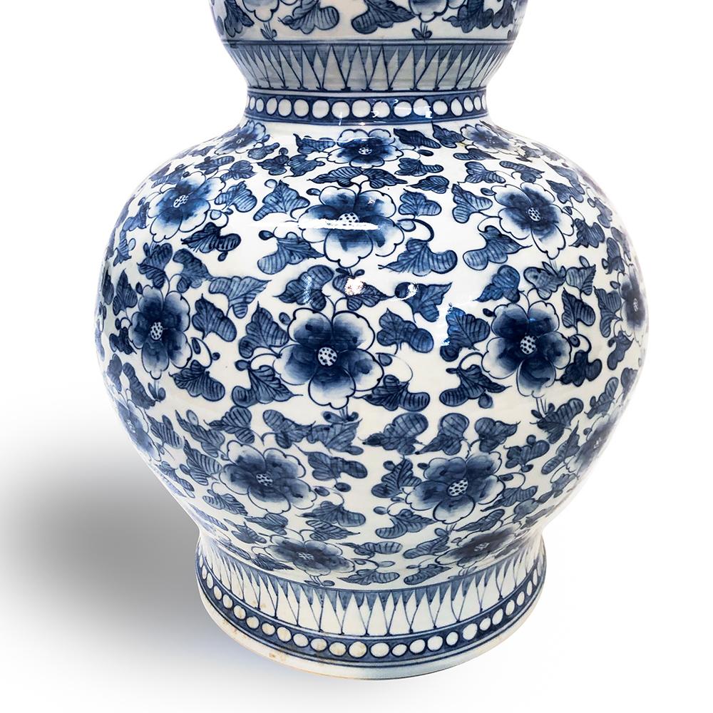Hong Kong Vase en porcelaine bleue et blanche, de style chinois, Maitland et Smith, 1970 en vente